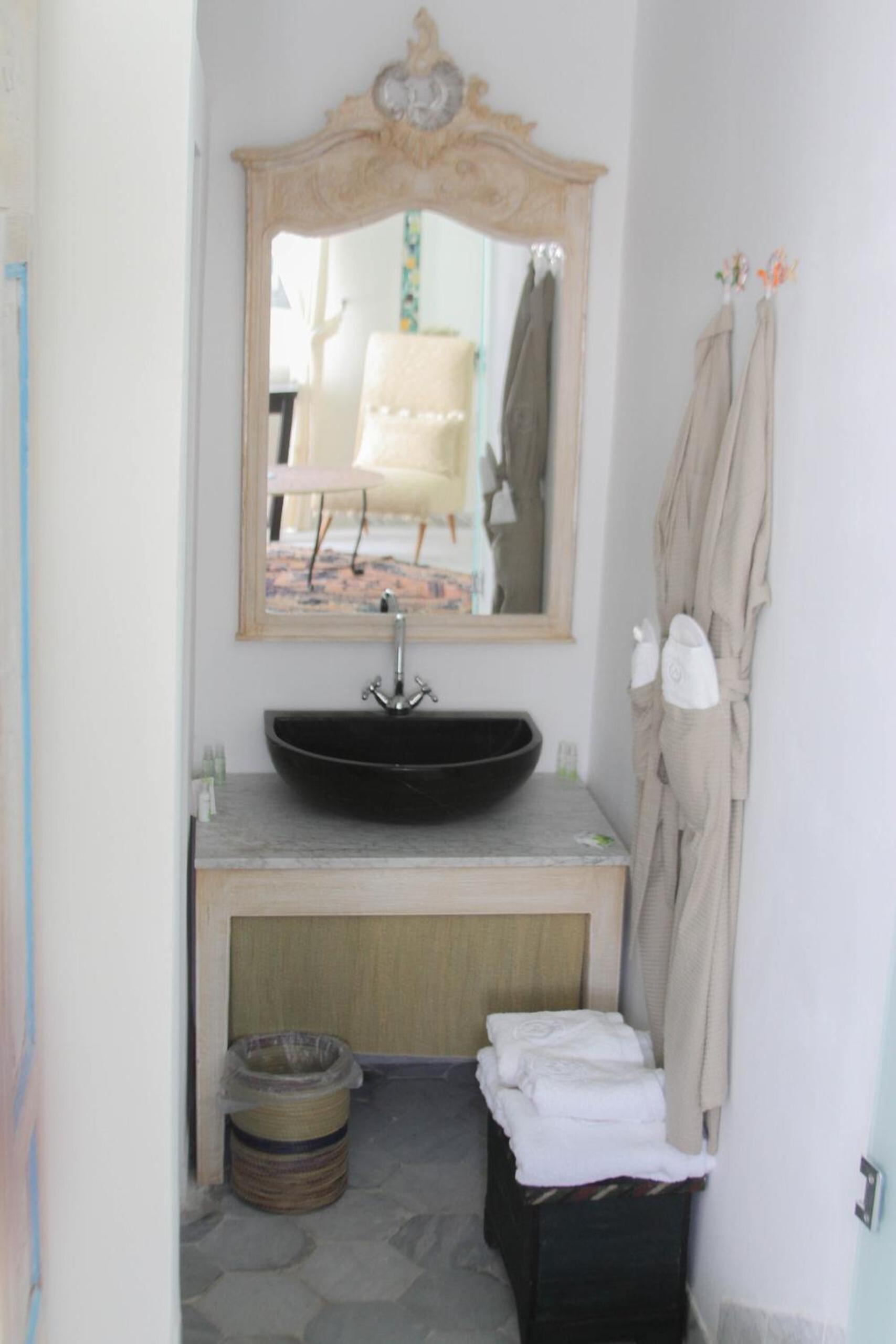 Deluxe Suite - Photo 6