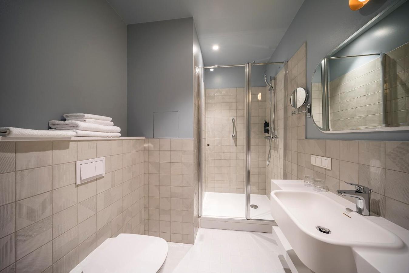 Standard Double or Twin Room - Photo 10