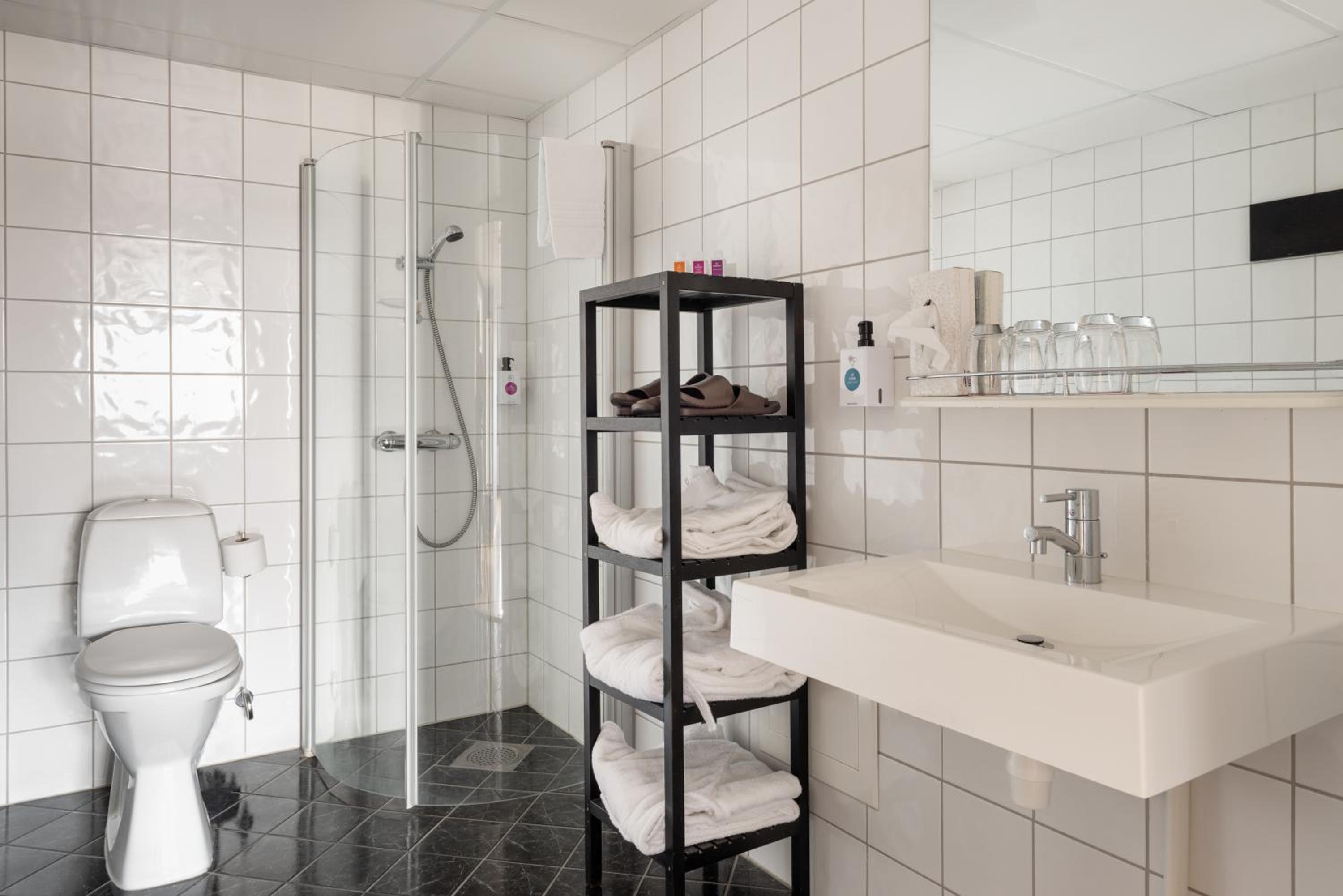 Deluxe Room With Balcony - Photo 4
