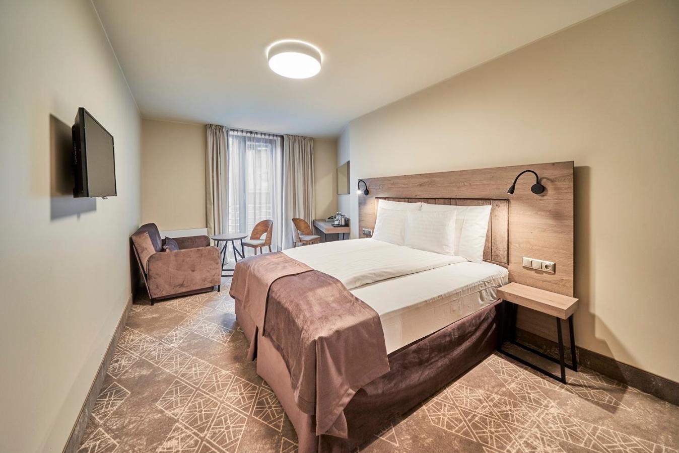 Standard Double or Twin Room - Photo 8