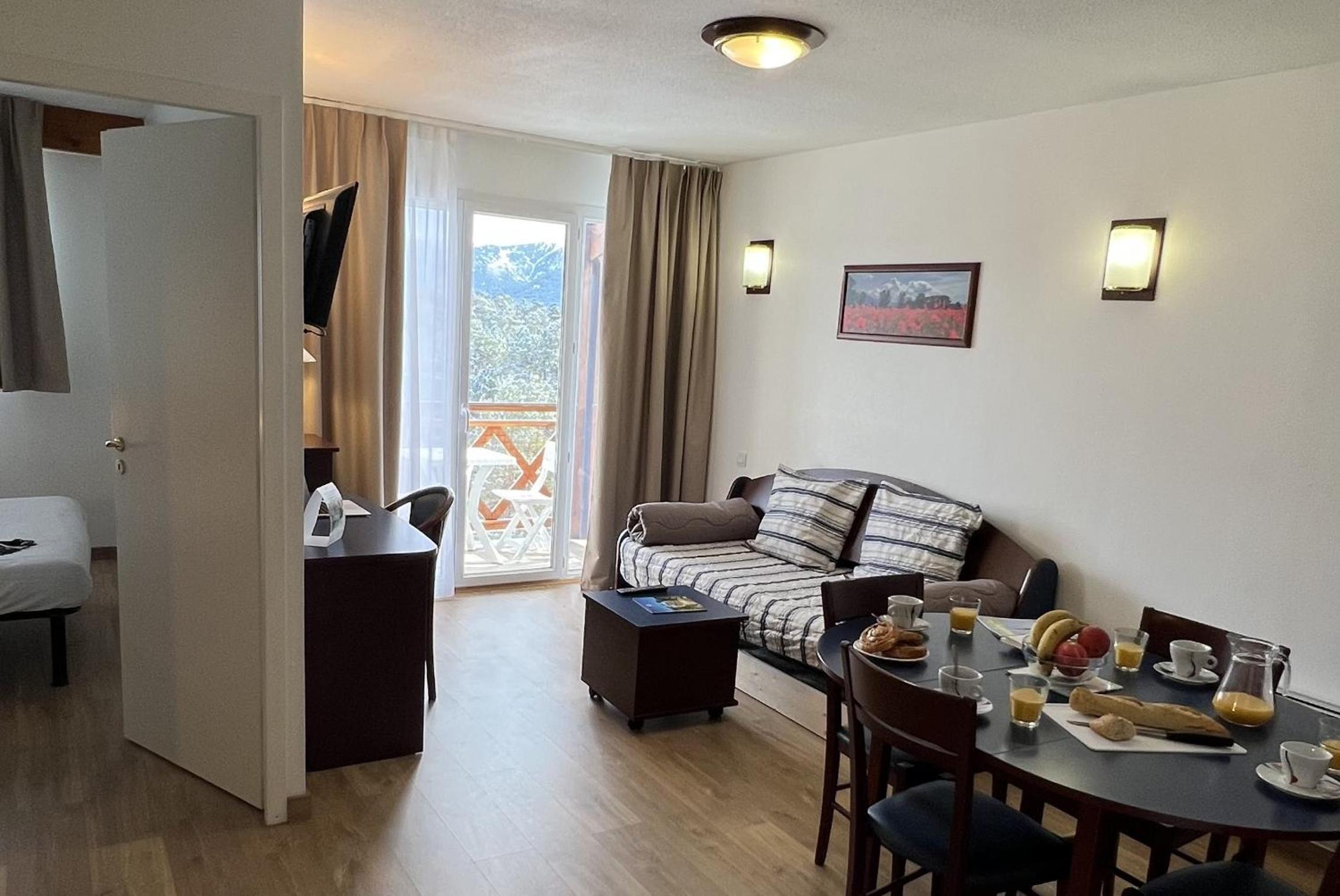Apartment With Mountain View - Photo 2