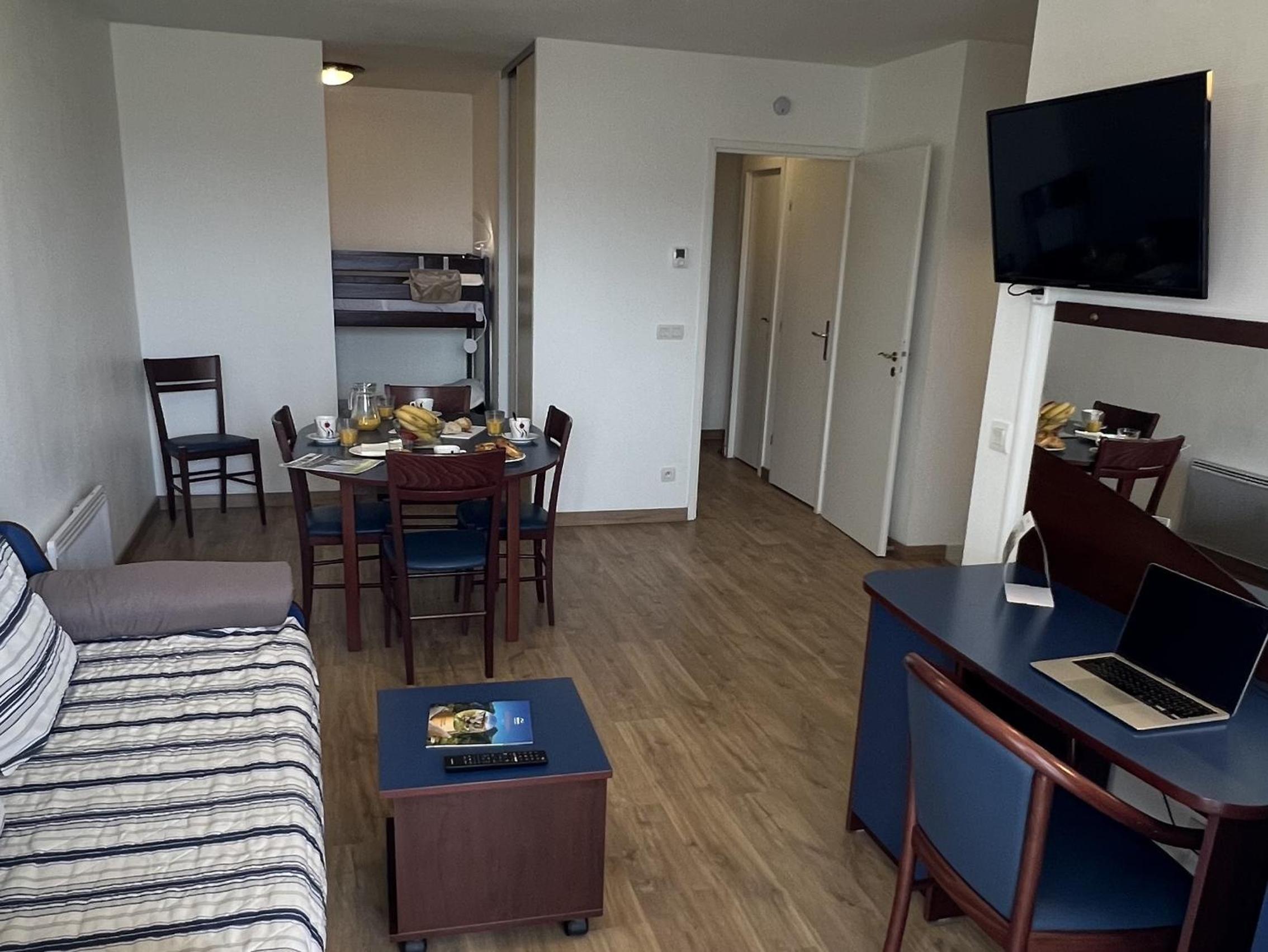 Apartment With Mountain View - Photo 3