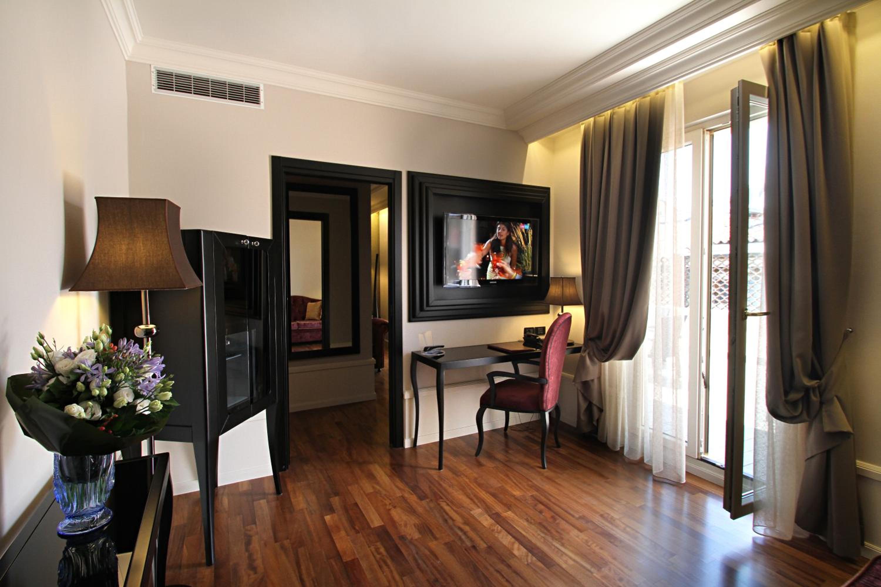 Suite with City View - Photo 8
