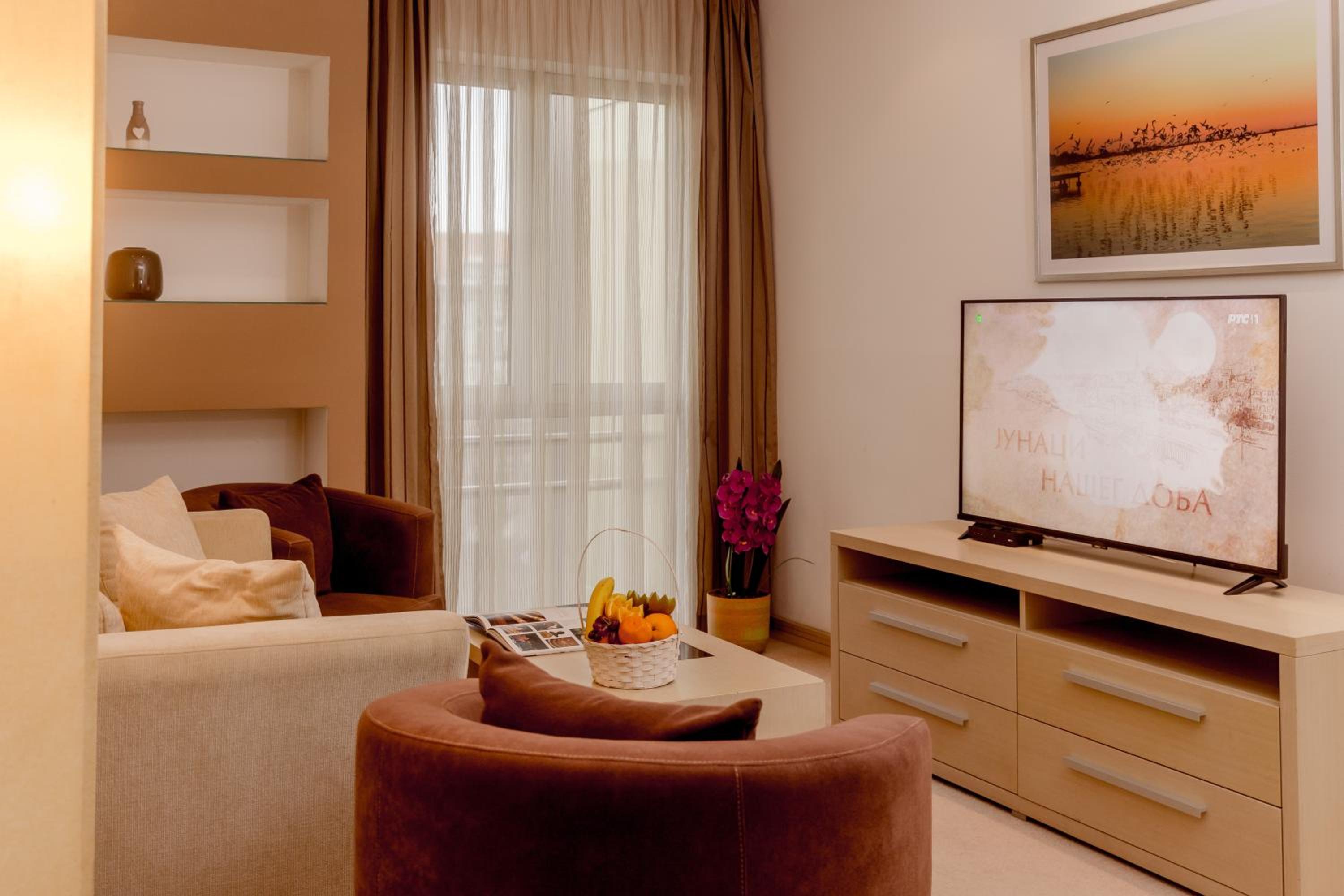 Suite - Photo 1