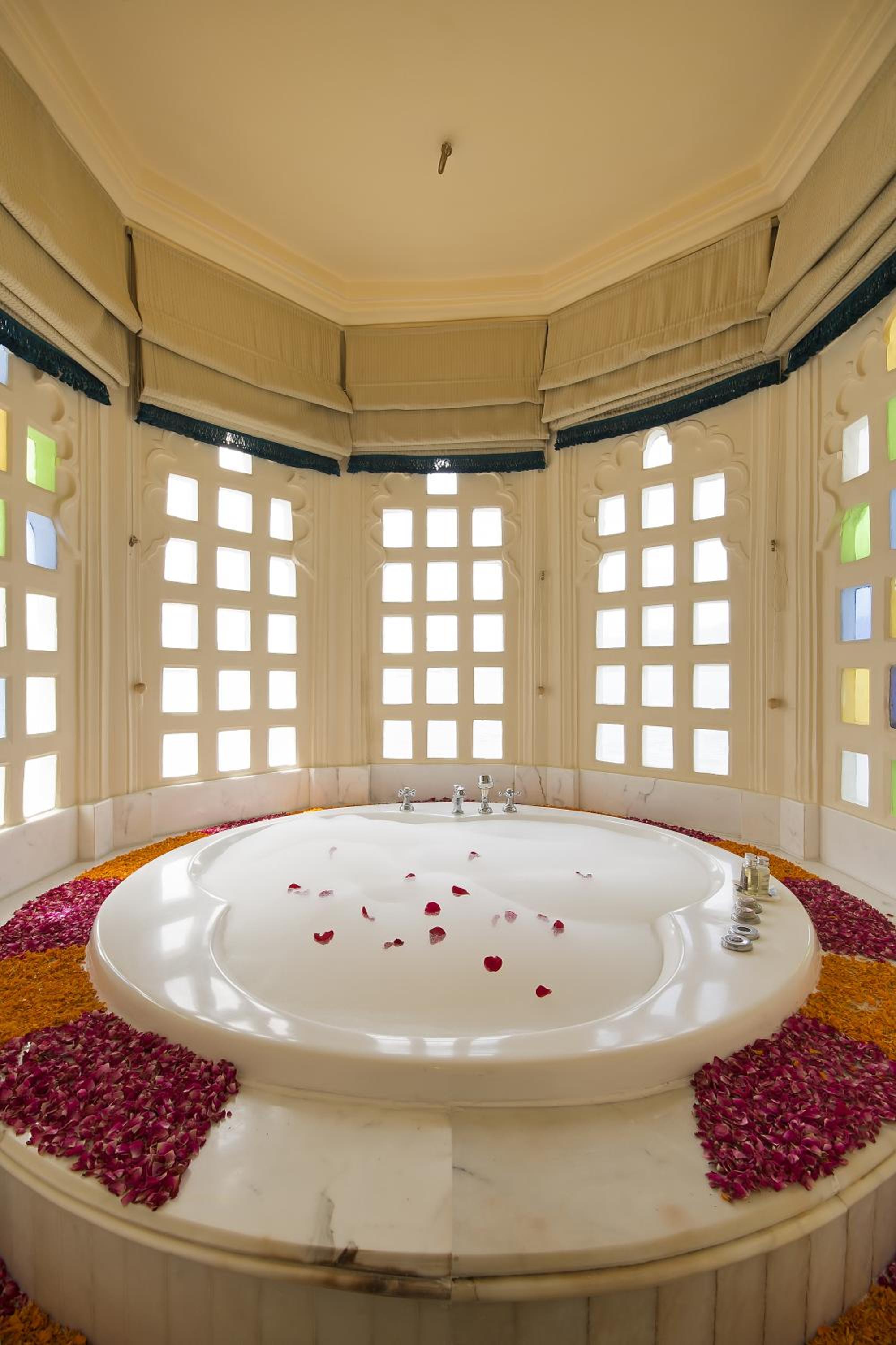 Grand Royal Suite with Lake View - Photo 8