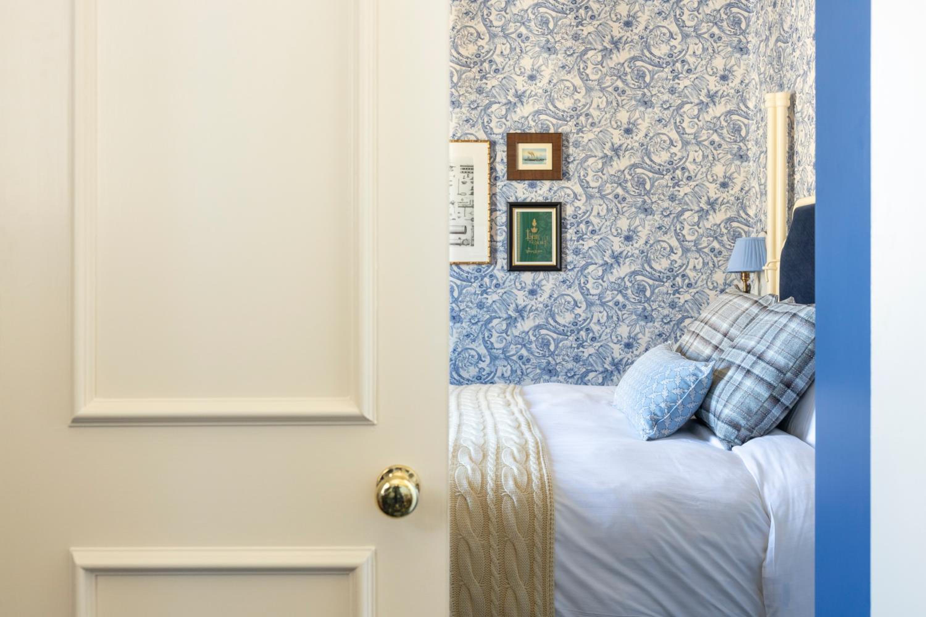 Graduate Junior King Suite with Historic View - Photo 8