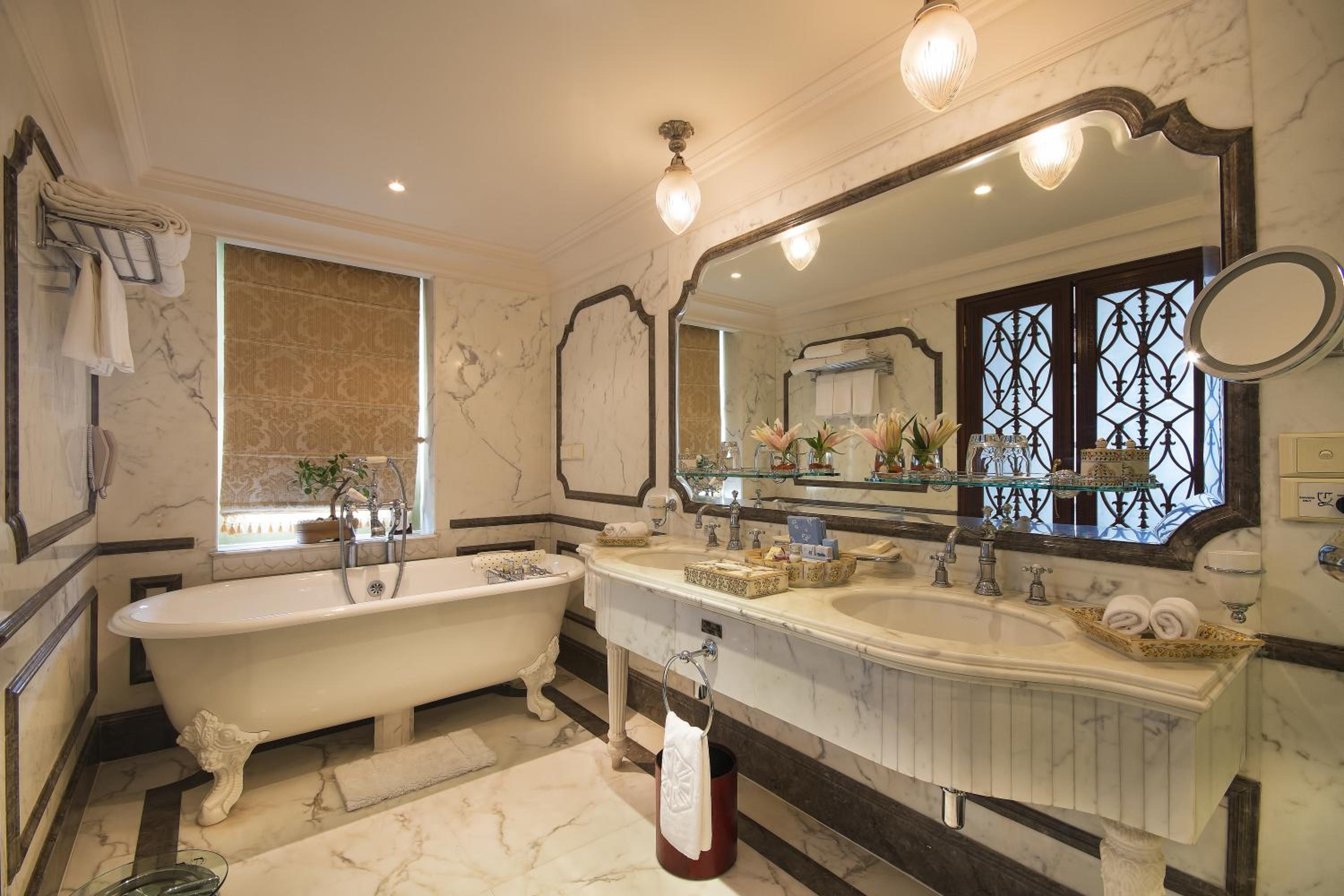 Grand Royal Suite with Lake View - Photo 4