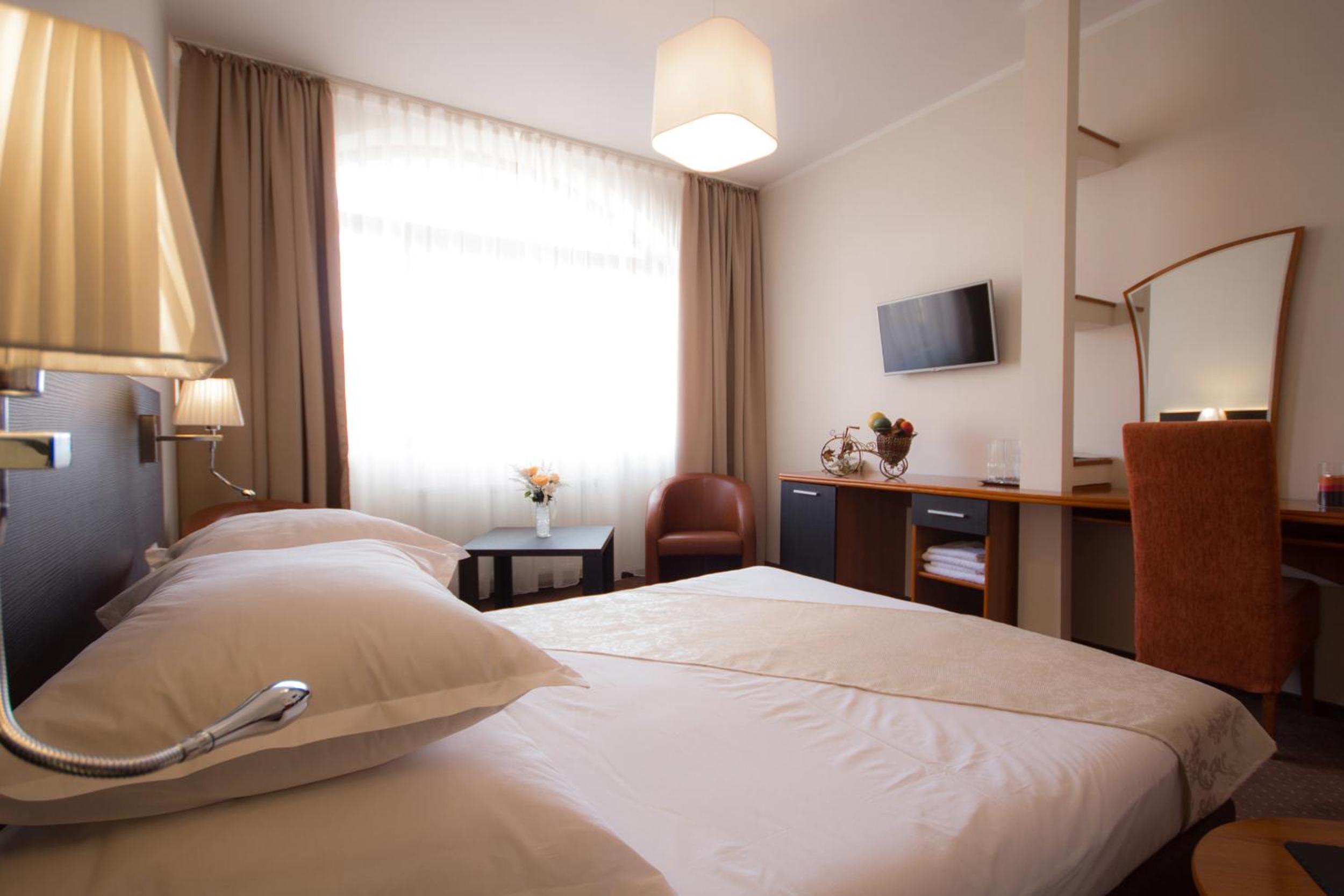 Large Double Room - Photo 4