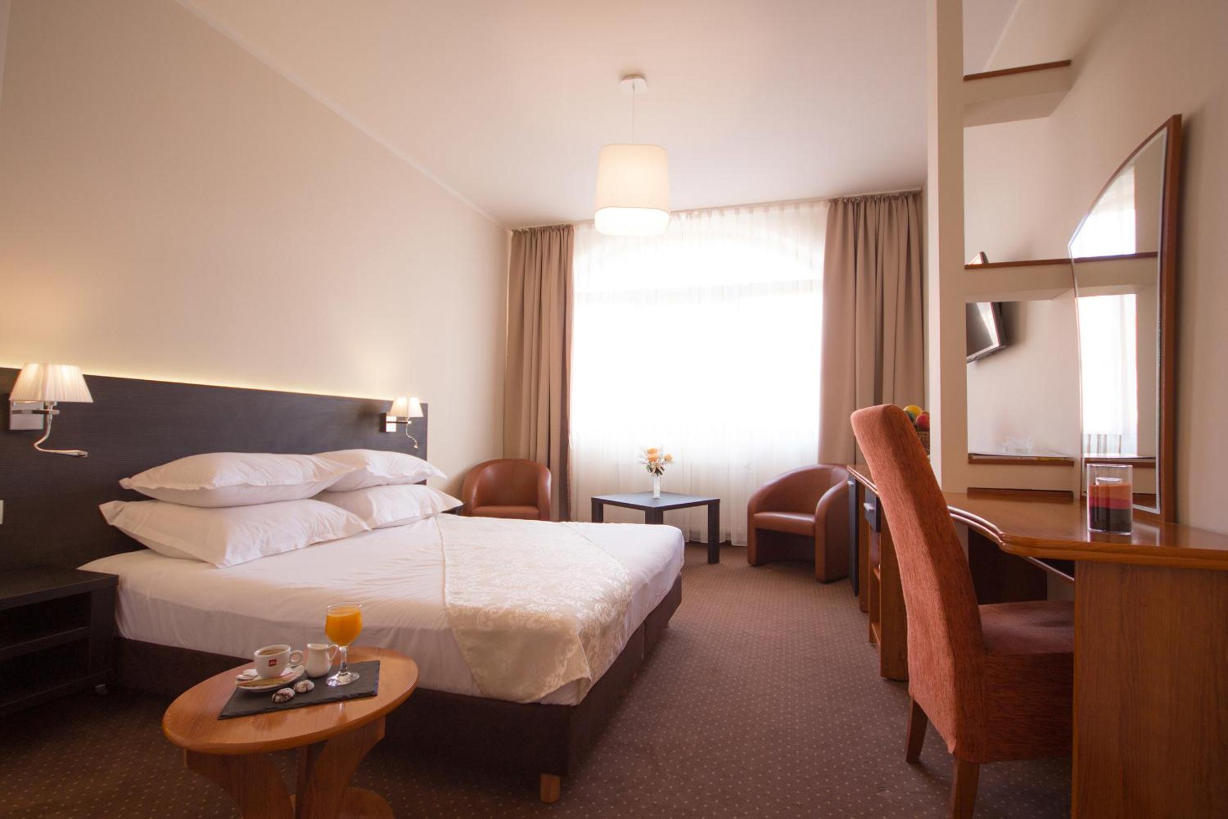 Large Double Room - Photo 3