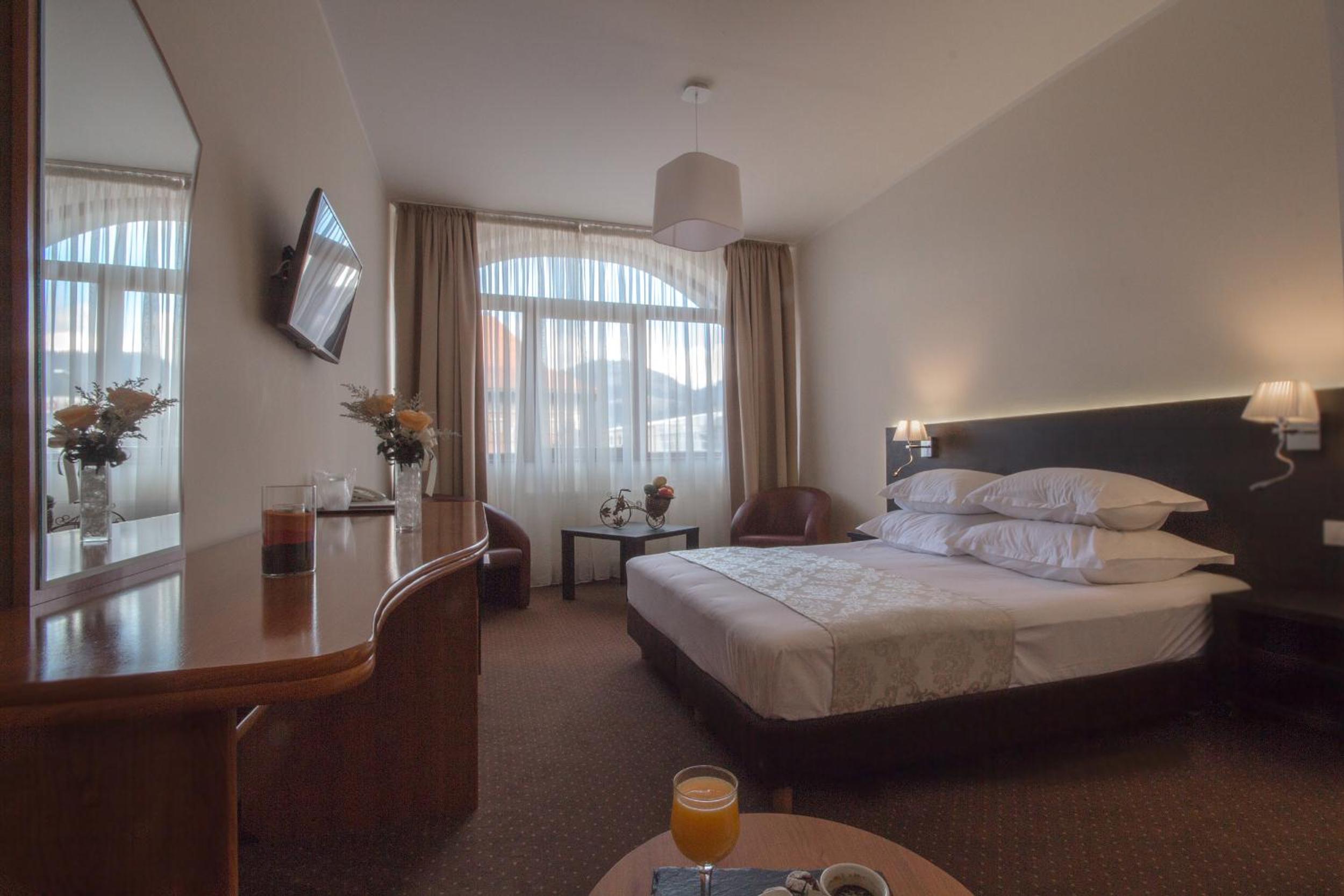 Large Double Room - Photo 1
