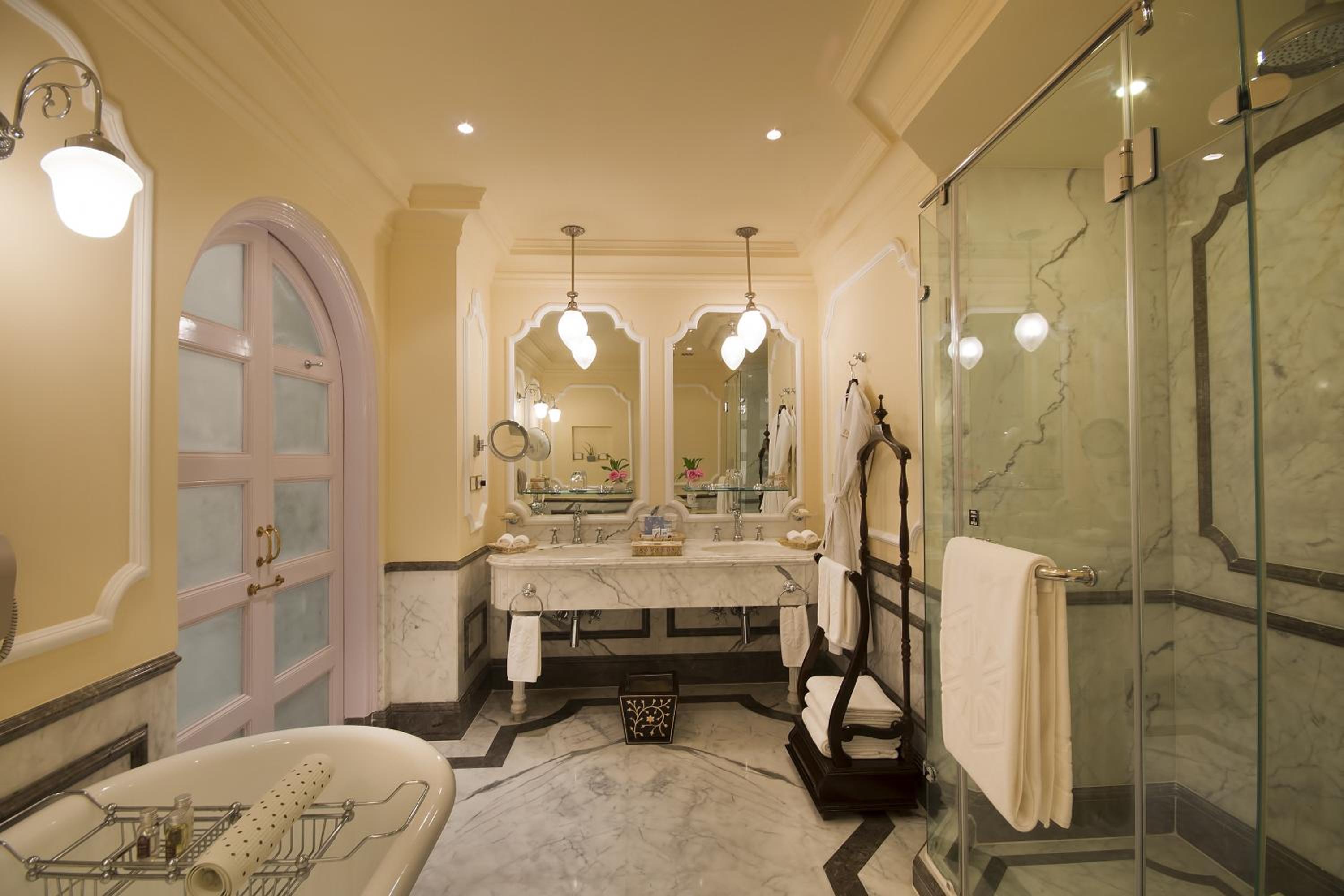Grand Royal Suite with Lake View - Photo 7