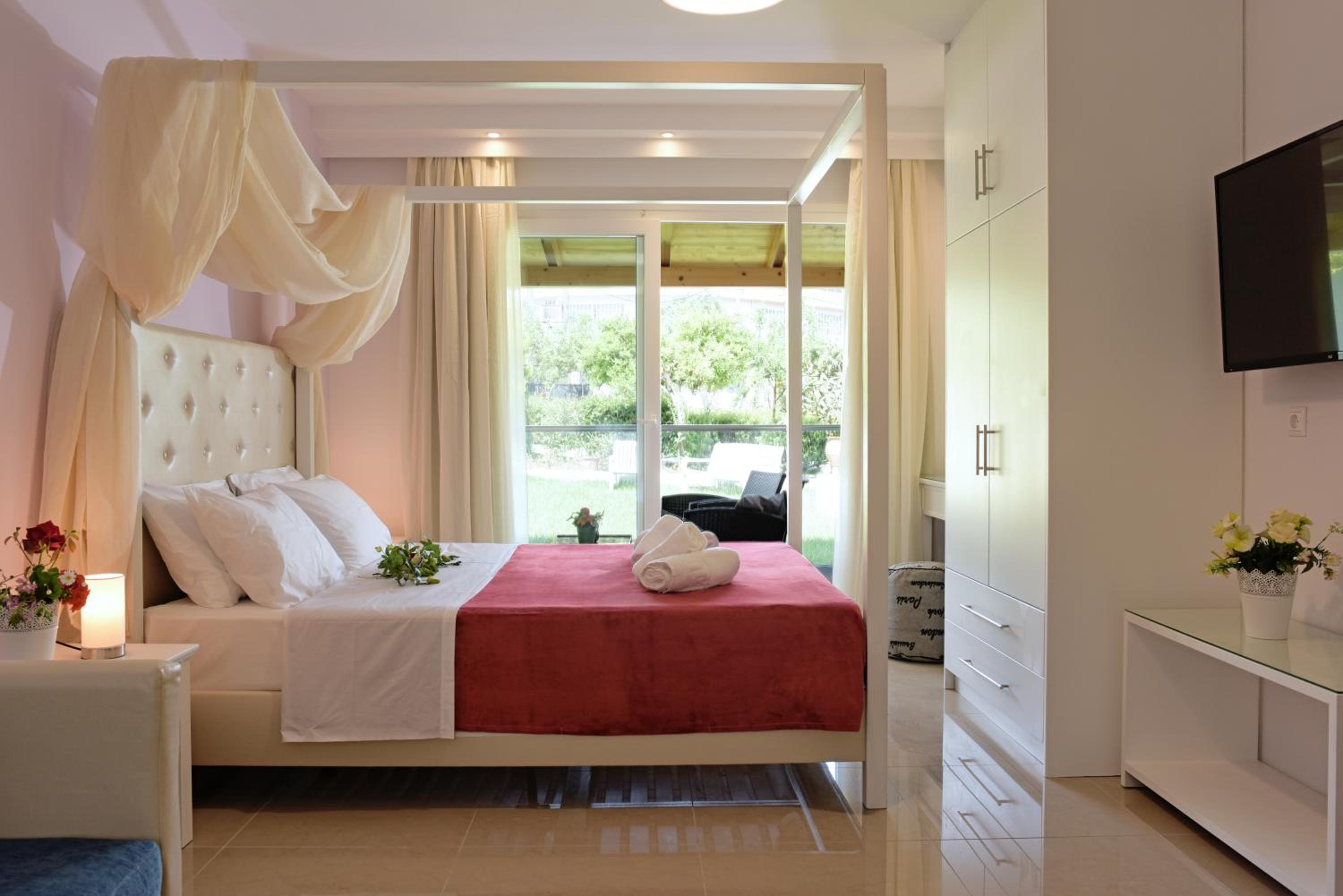 Comfort Room with Direct Pool Access photo 3