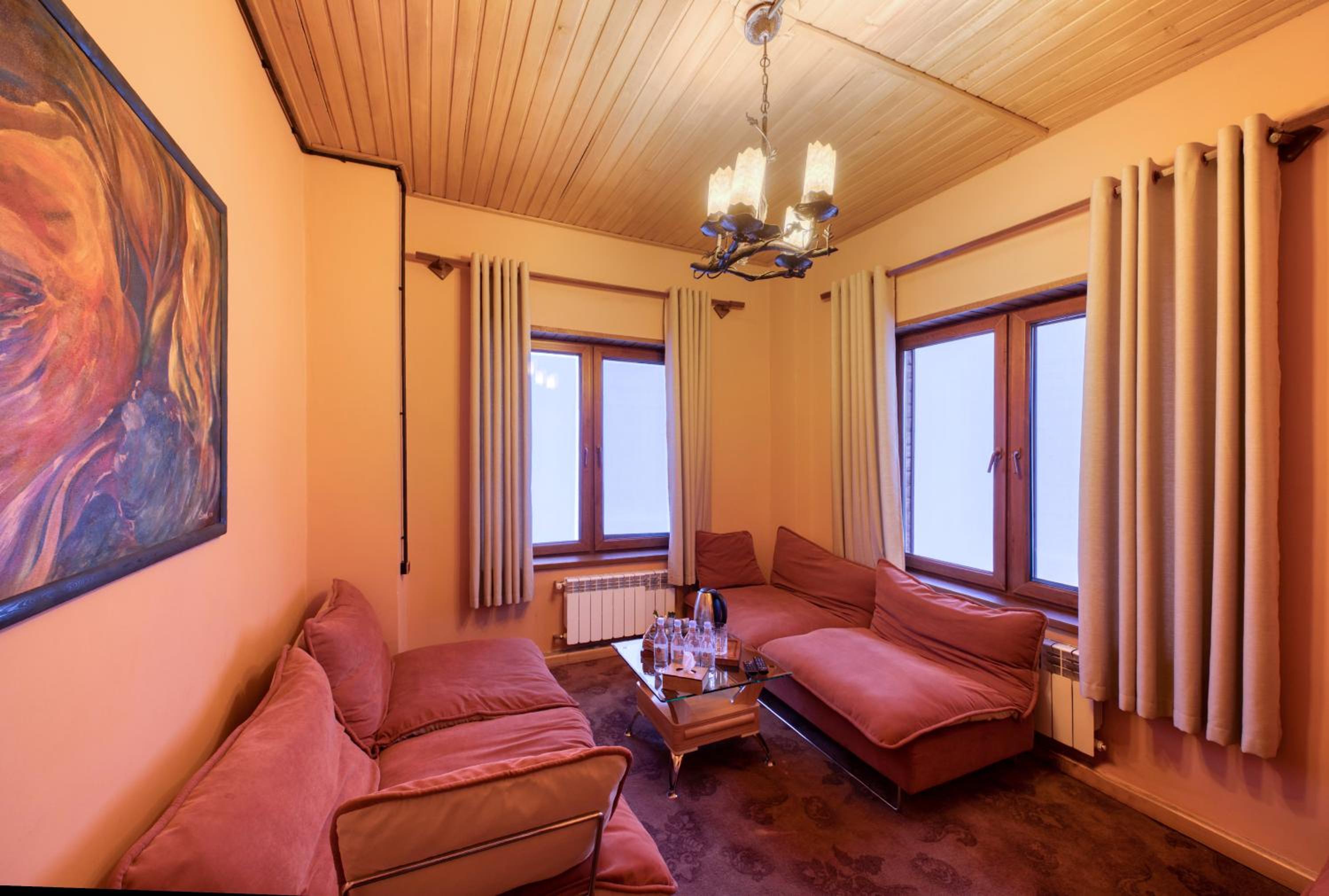 Family Room with Mountain View photo 3