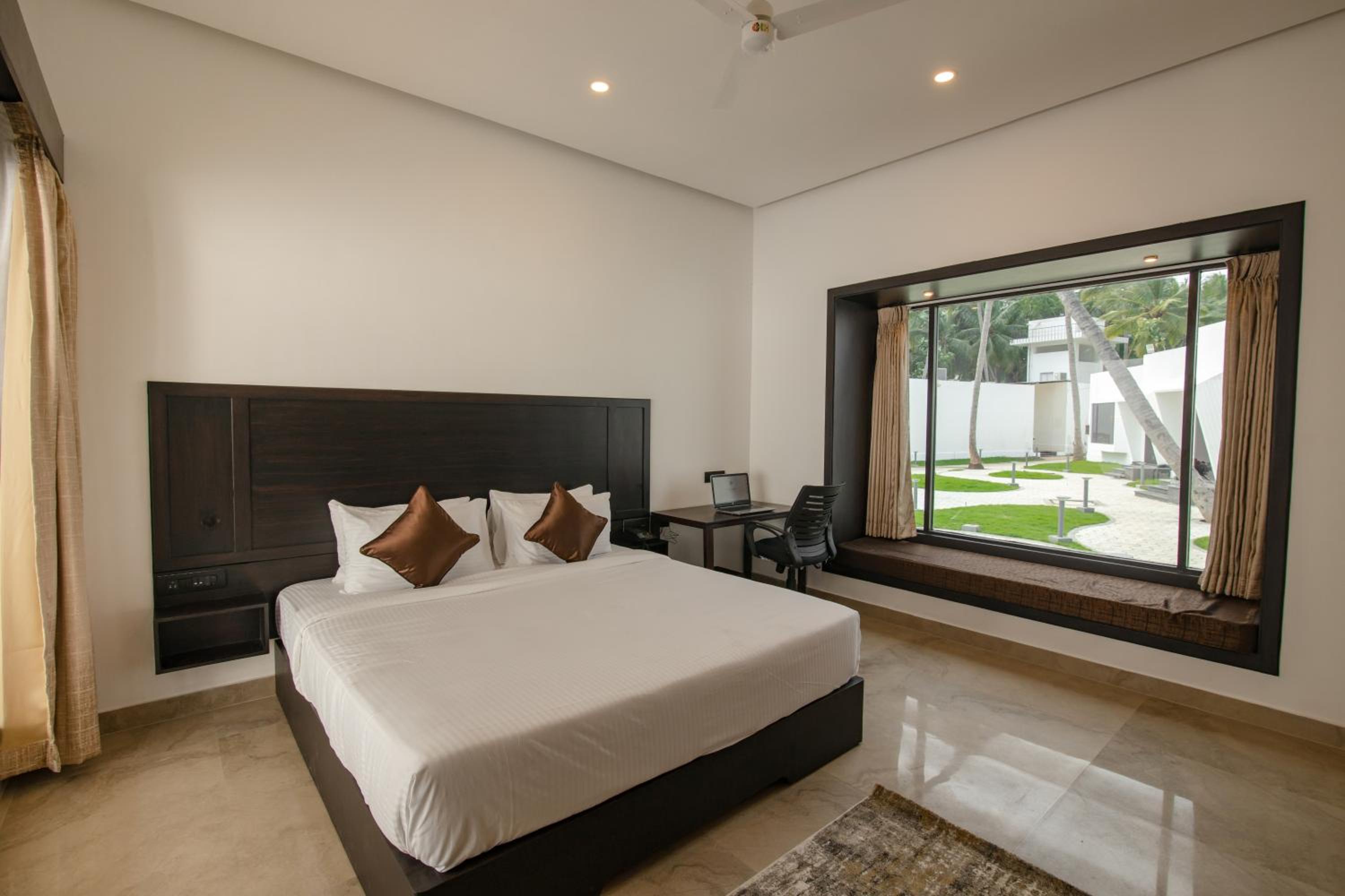 Villa with Private Pool - Photo 10