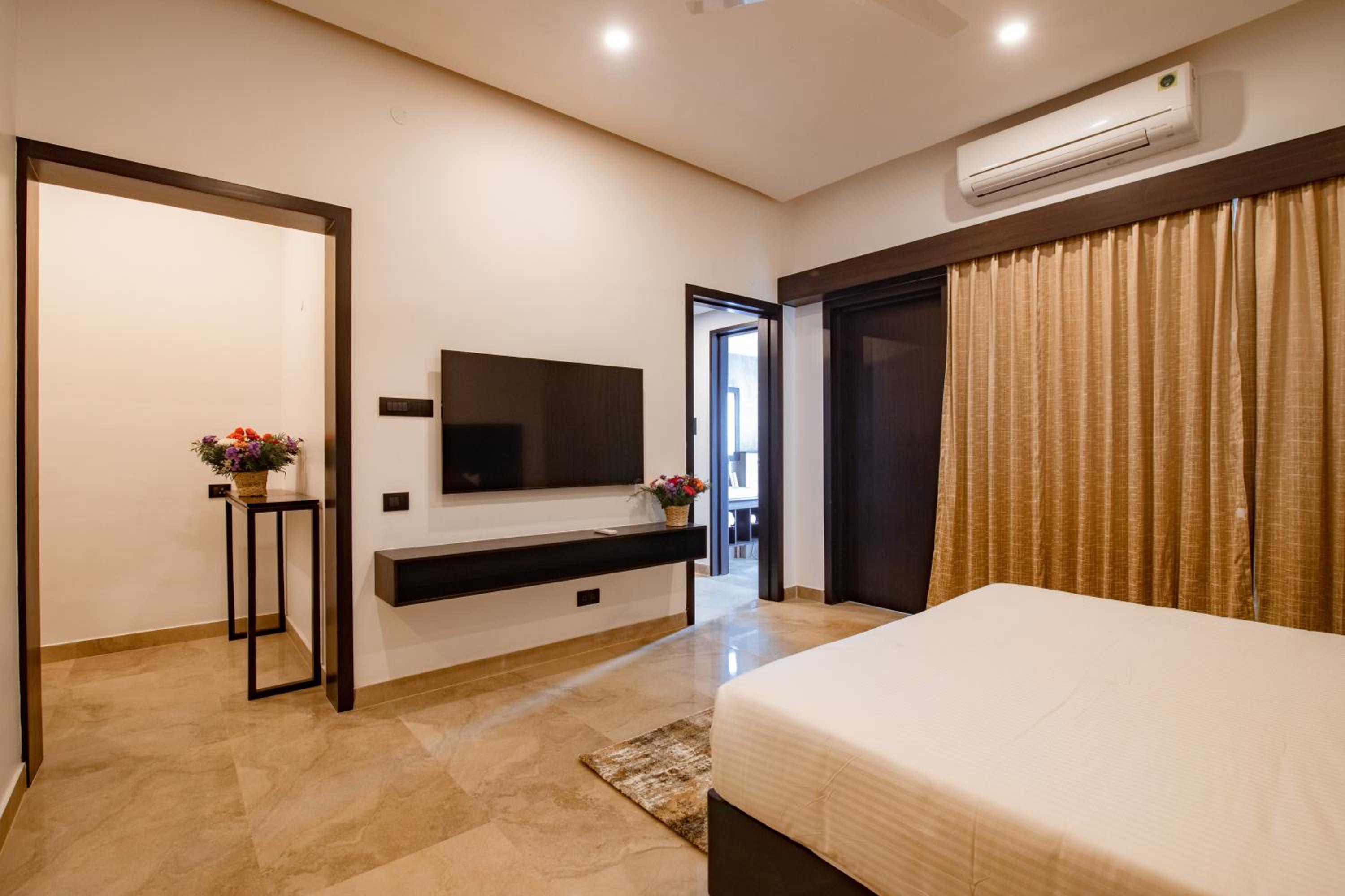 Villa with Private Pool - Photo 12