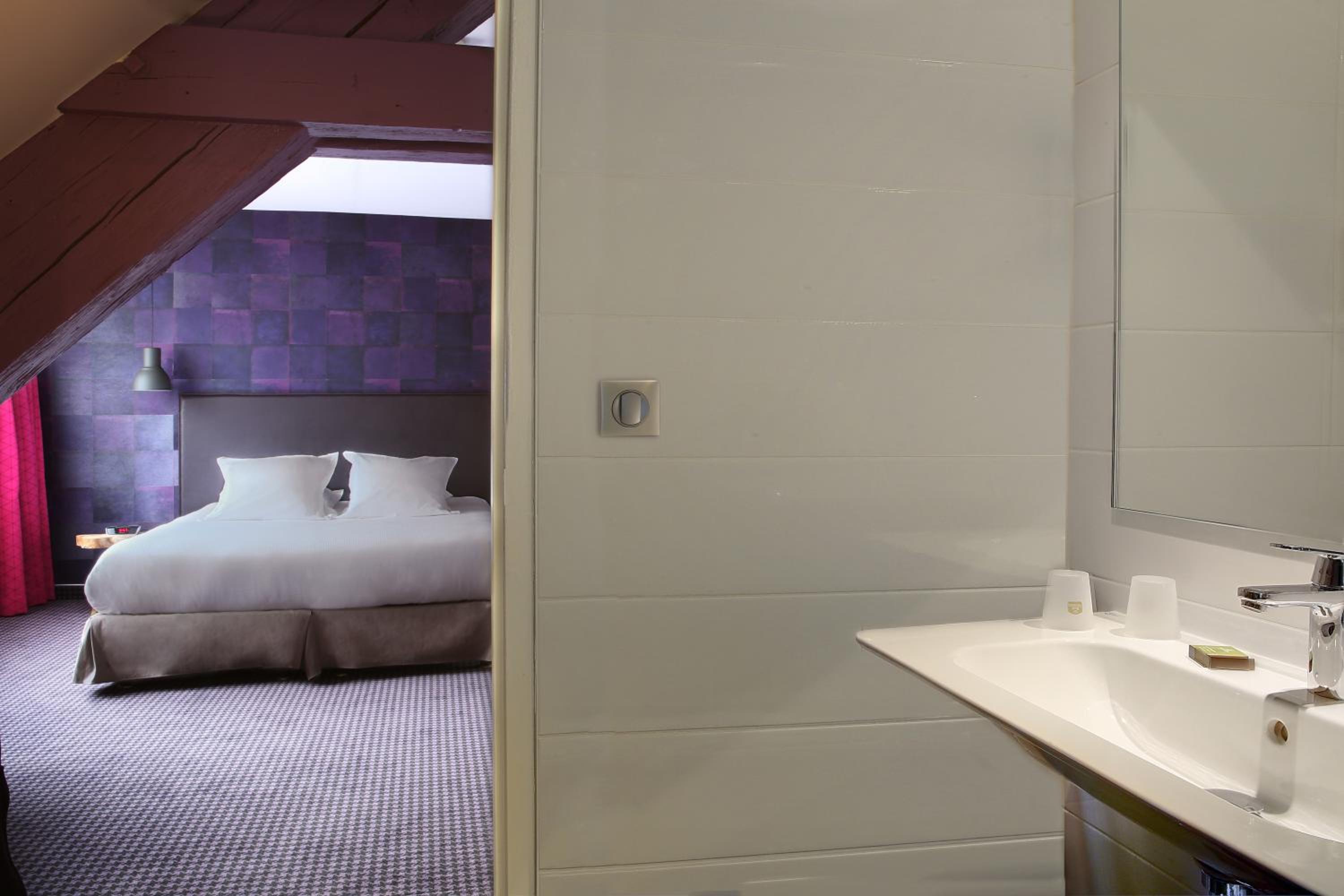 Superior King Room - Non-Smoking - Photo 7
