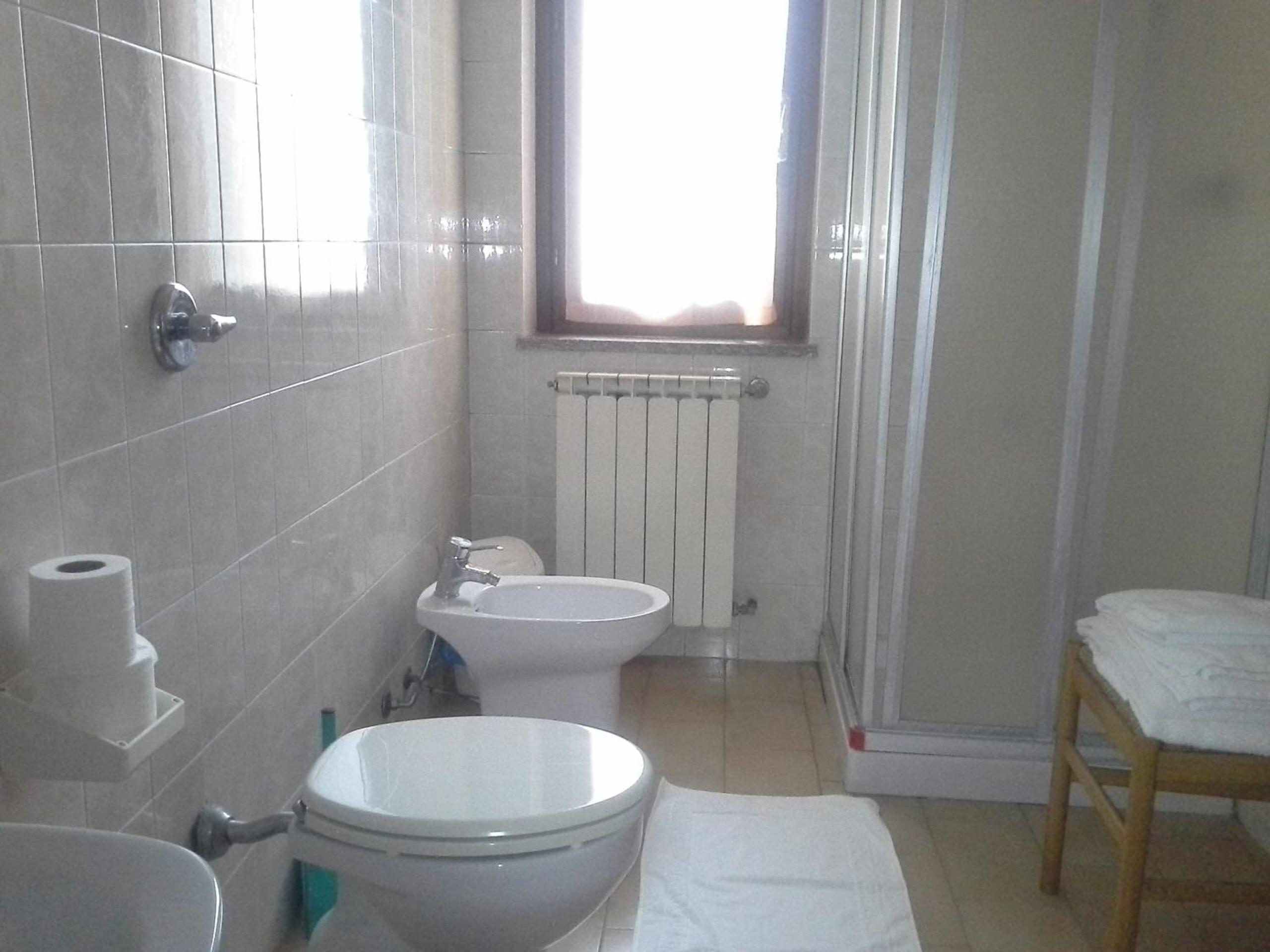 Quadruple Room with Private Bathroom - Photo 3
