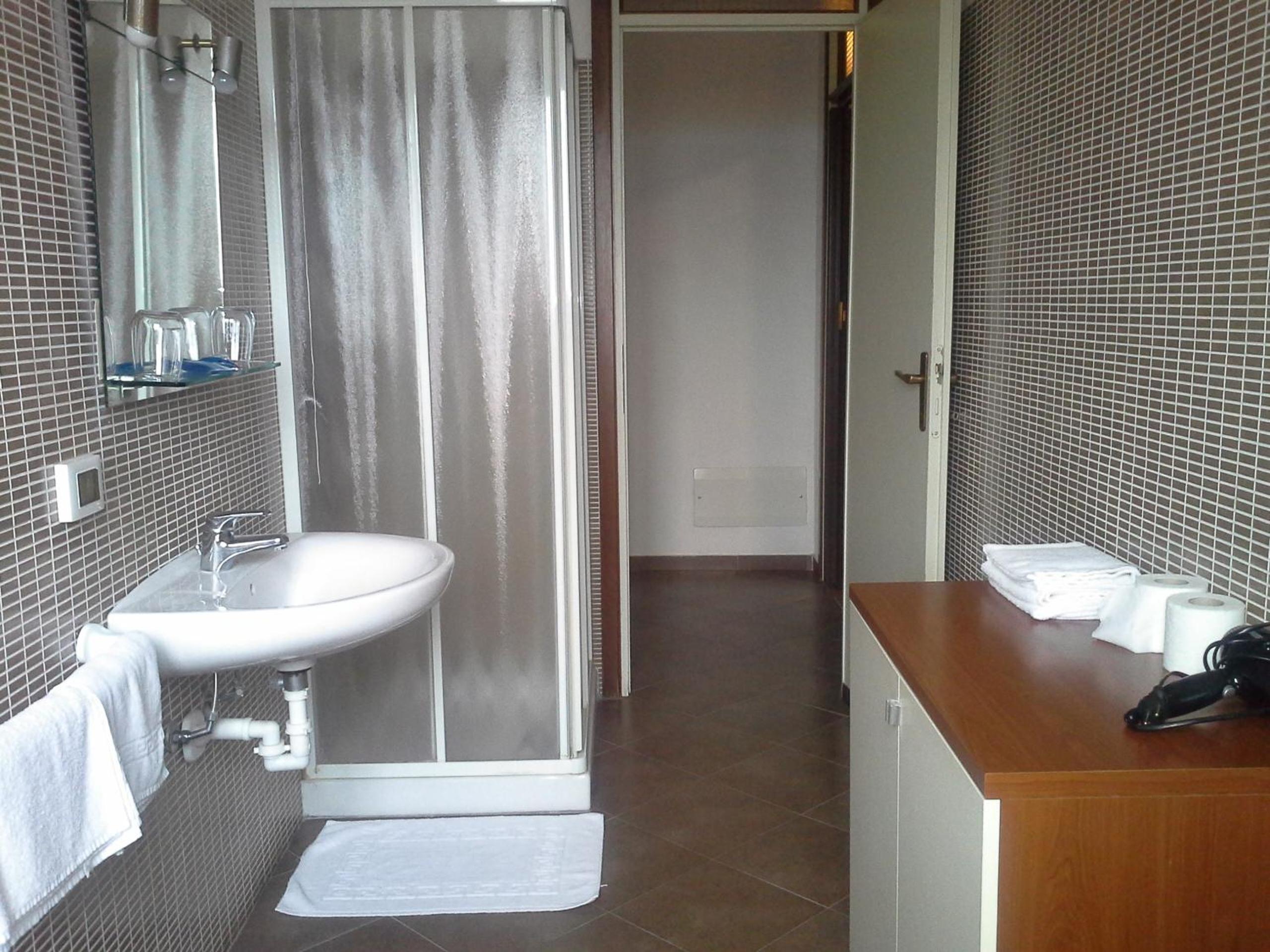 Quadruple Room with Private Bathroom - Photo 2