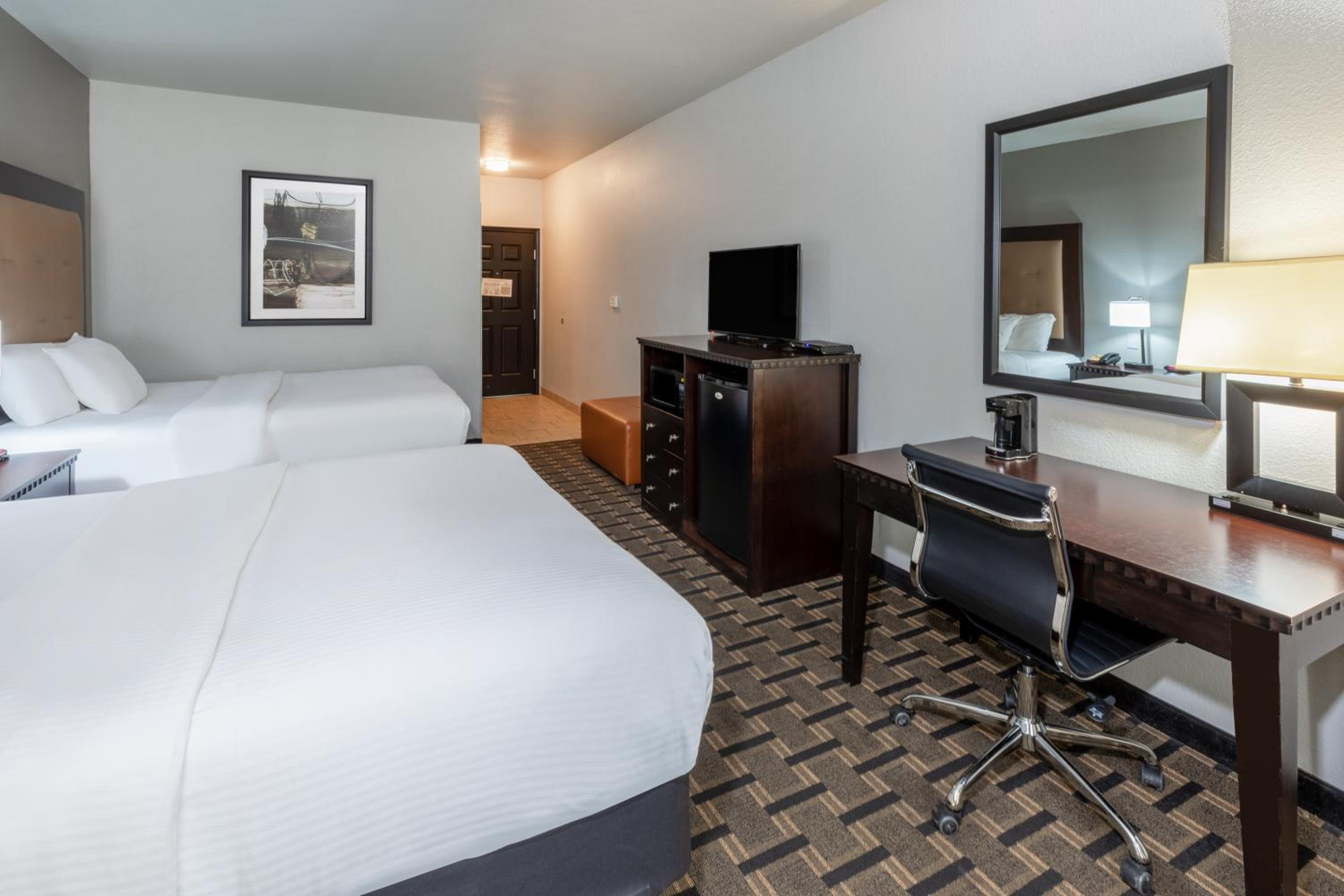 Queen Room with Two Queen Beds - Non-Smoking - Photo 1