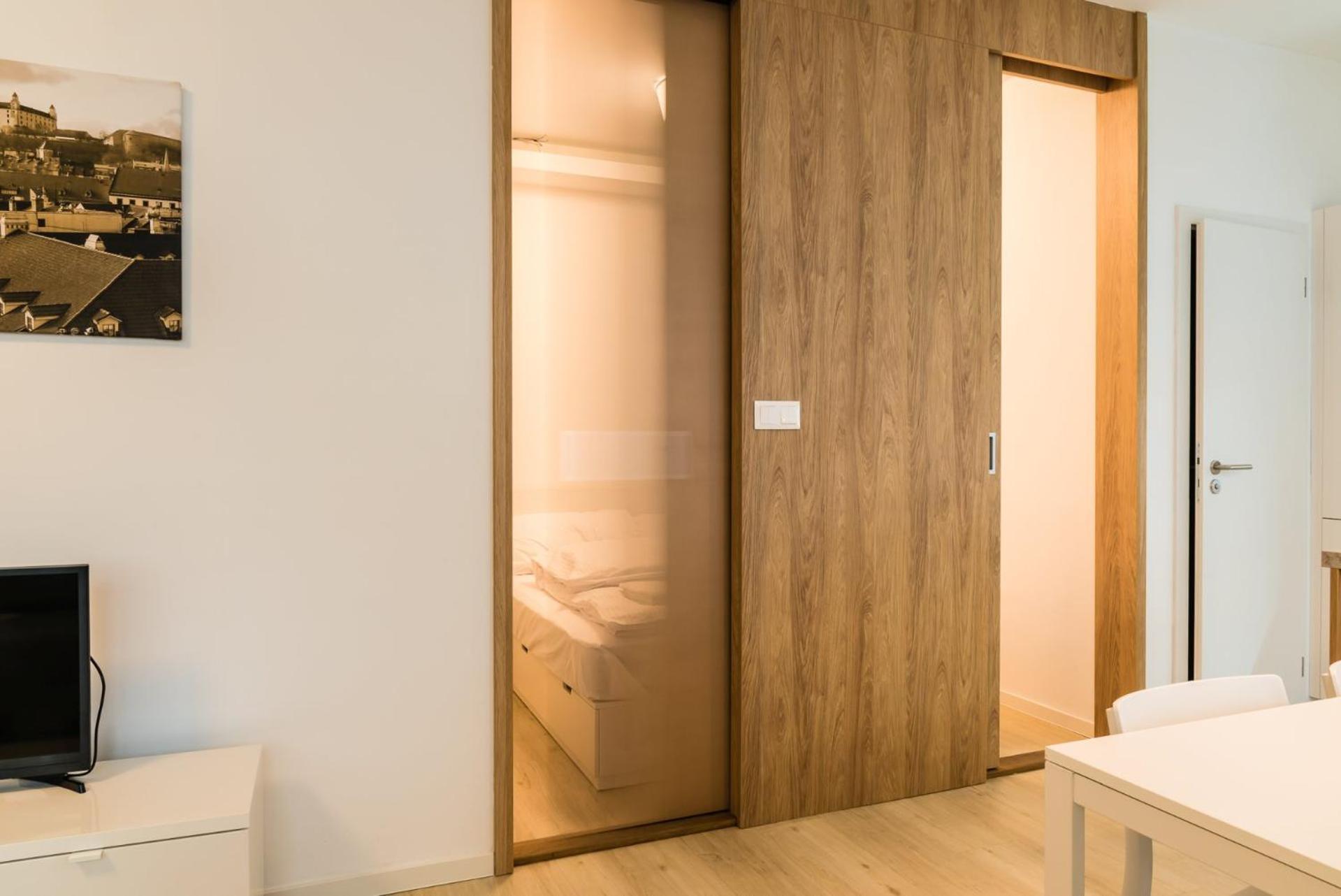 Studio with Balcony and Air Conditioning - Photo 25
