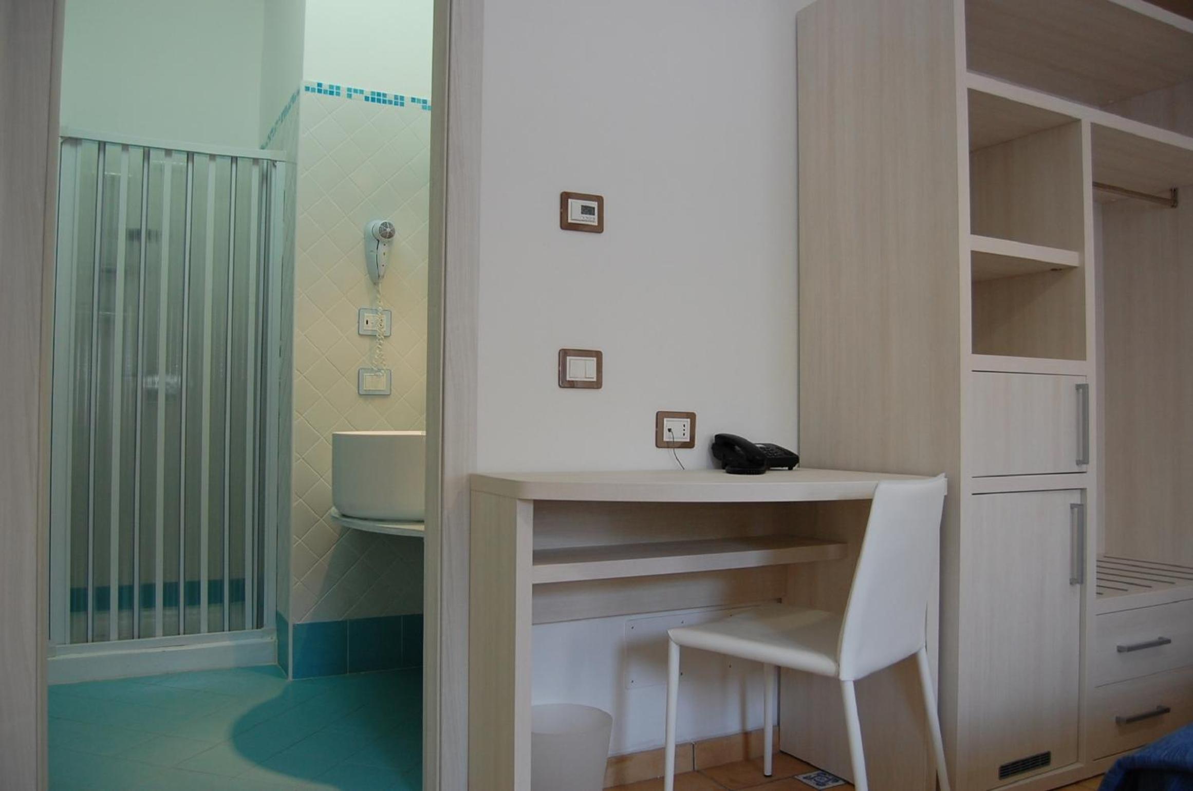 Standard Double or Twin Room - Photo 9