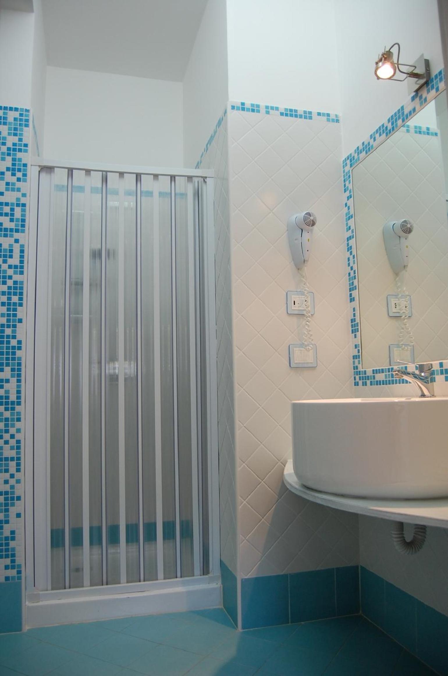 Standard Double or Twin Room - Photo 8