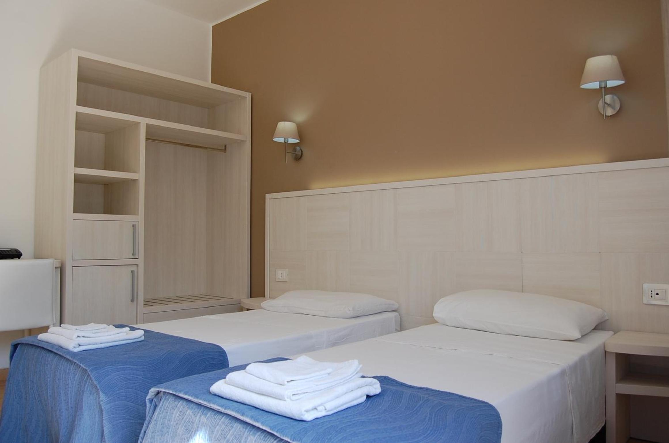 Standard Double or Twin Room - Photo 4