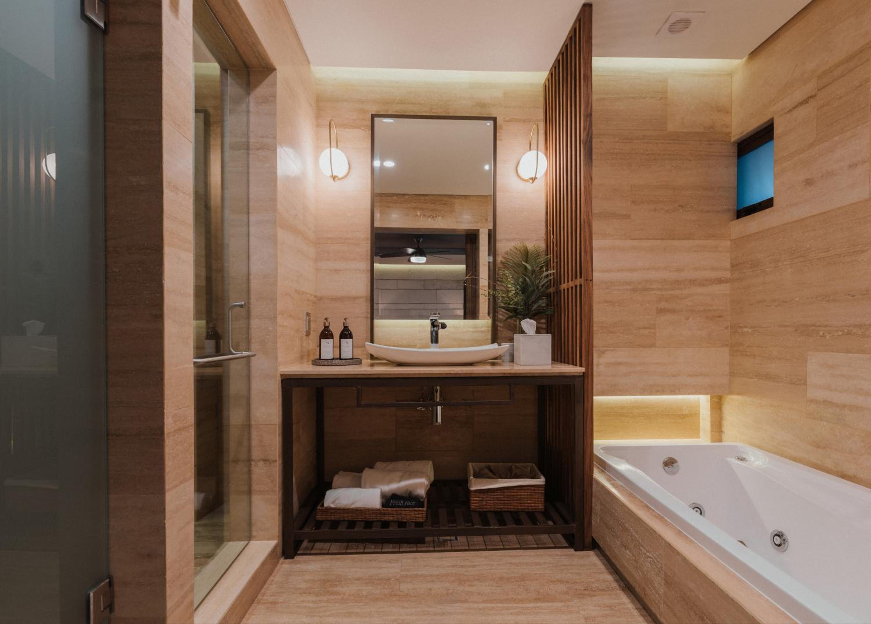 Deluxe Double Room with Bath - Photo 6