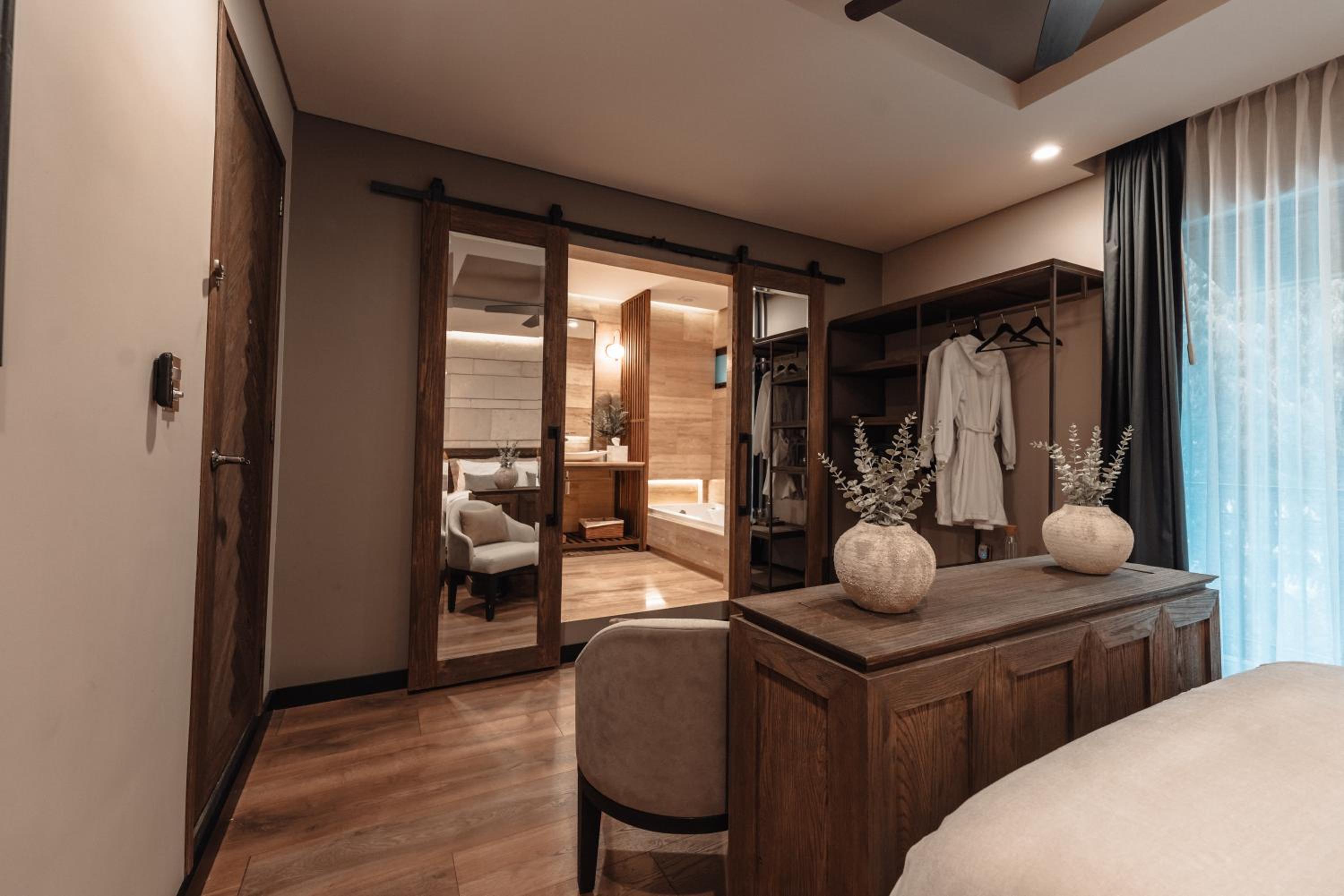 Deluxe Double Room with Bath - Photo 4