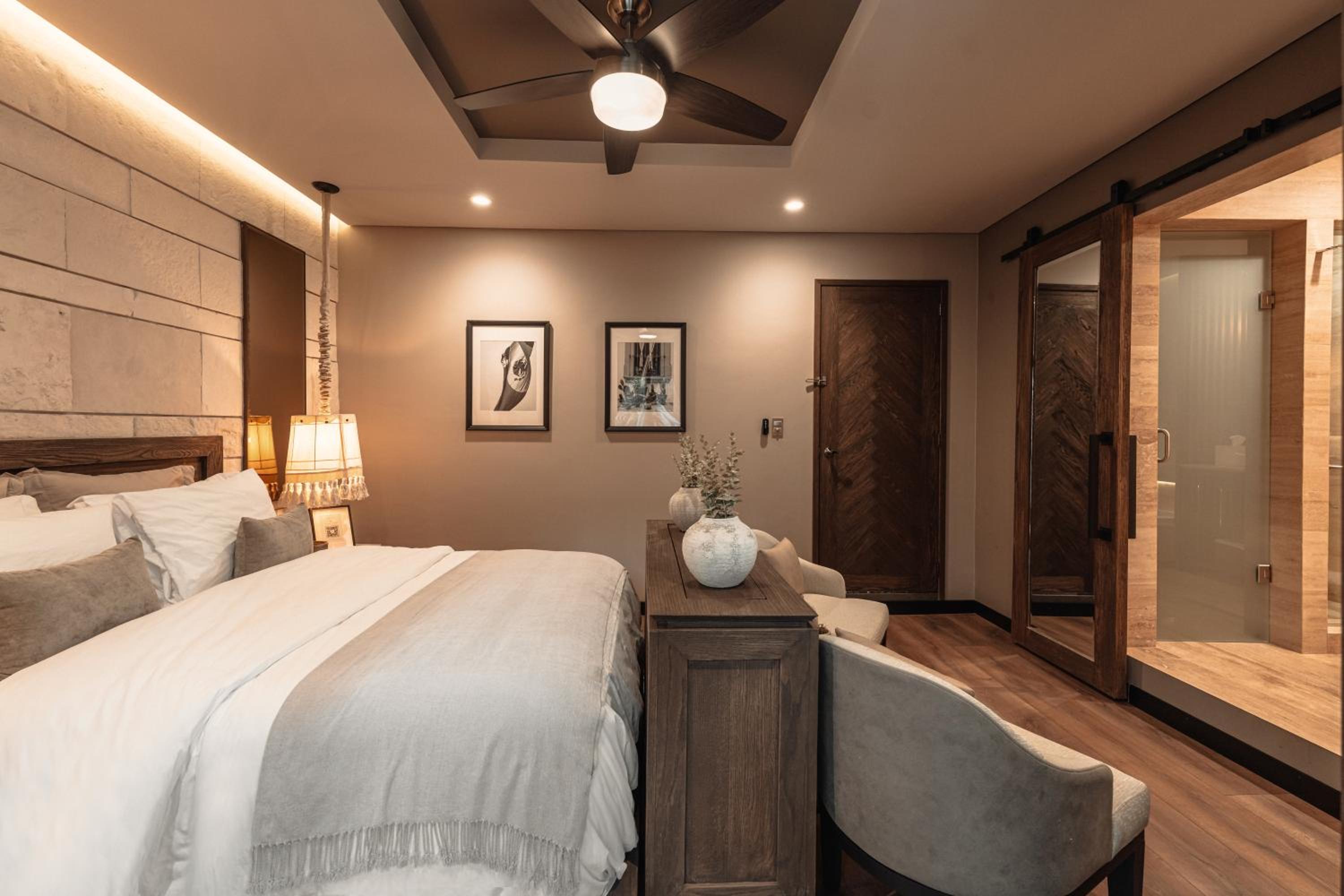 Deluxe Double Room with Bath - Photo 3
