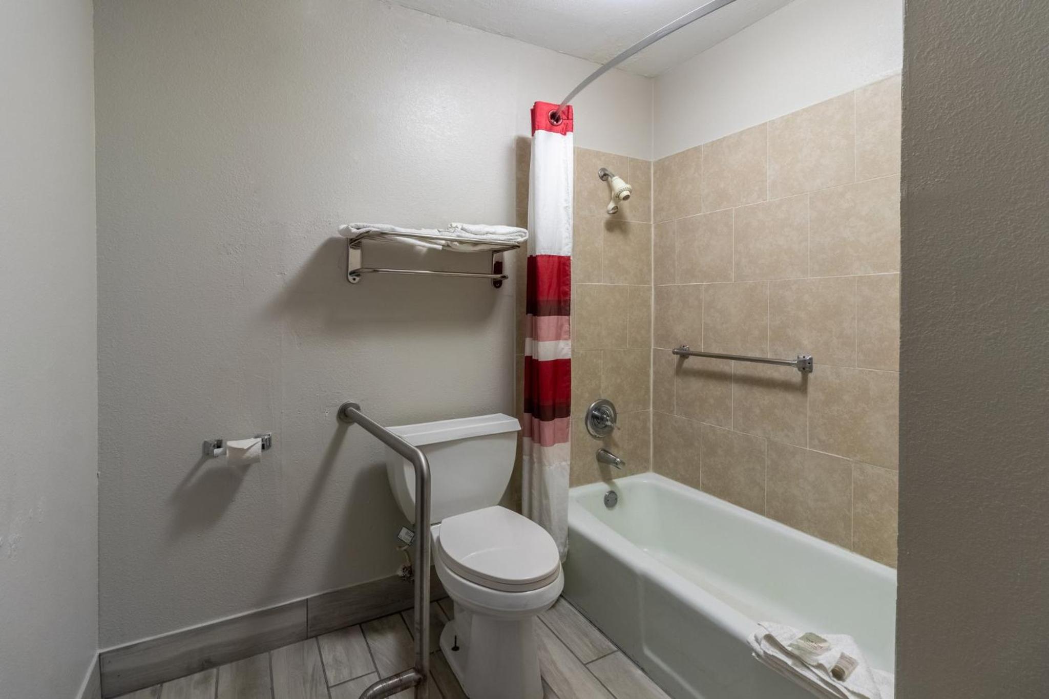 Deluxe Room with One Queen Bed Disability Access Non-Smoking photo 3