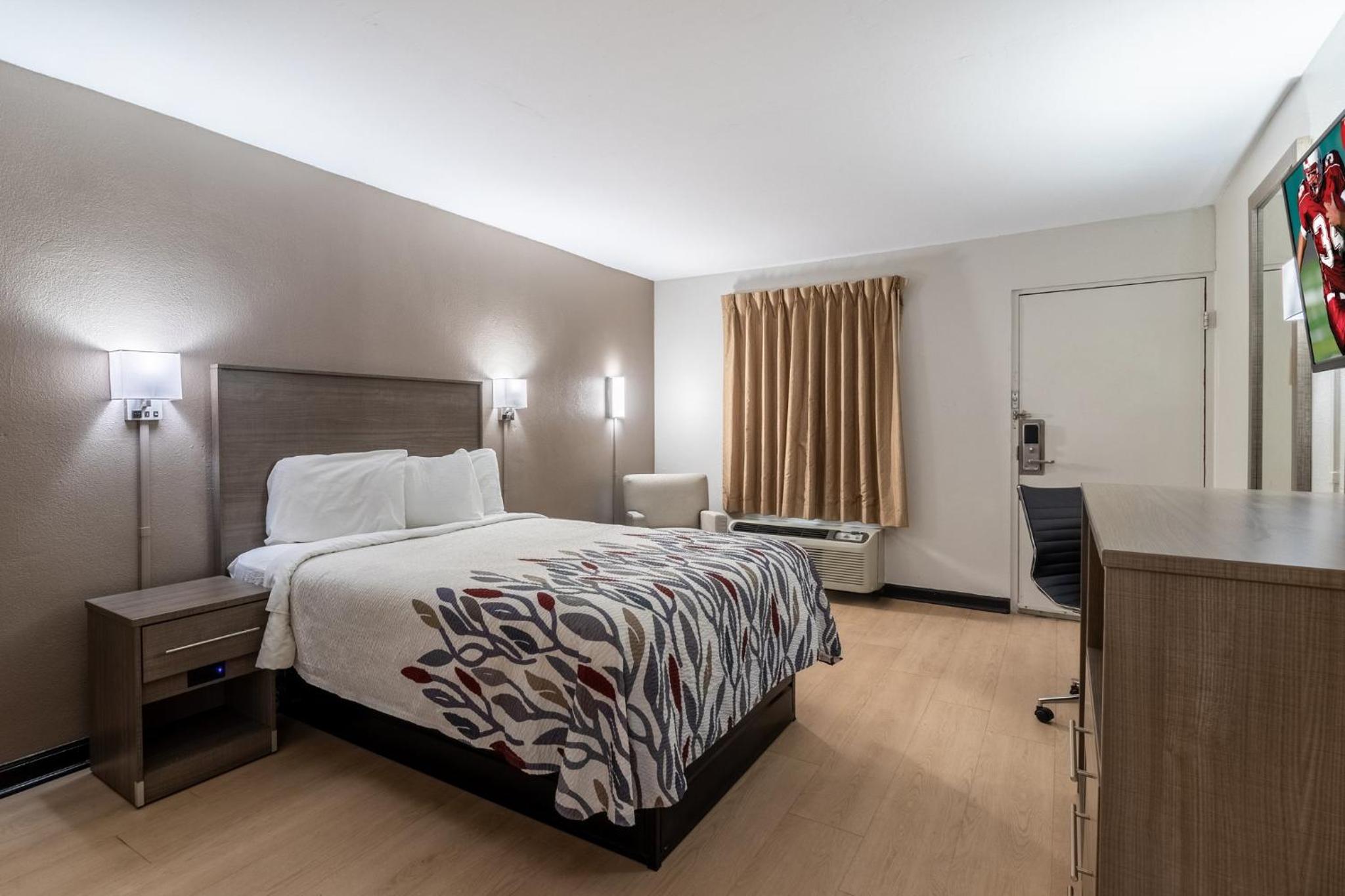 Deluxe Room with One Queen Bed Disability Access Non-Smoking photo 1