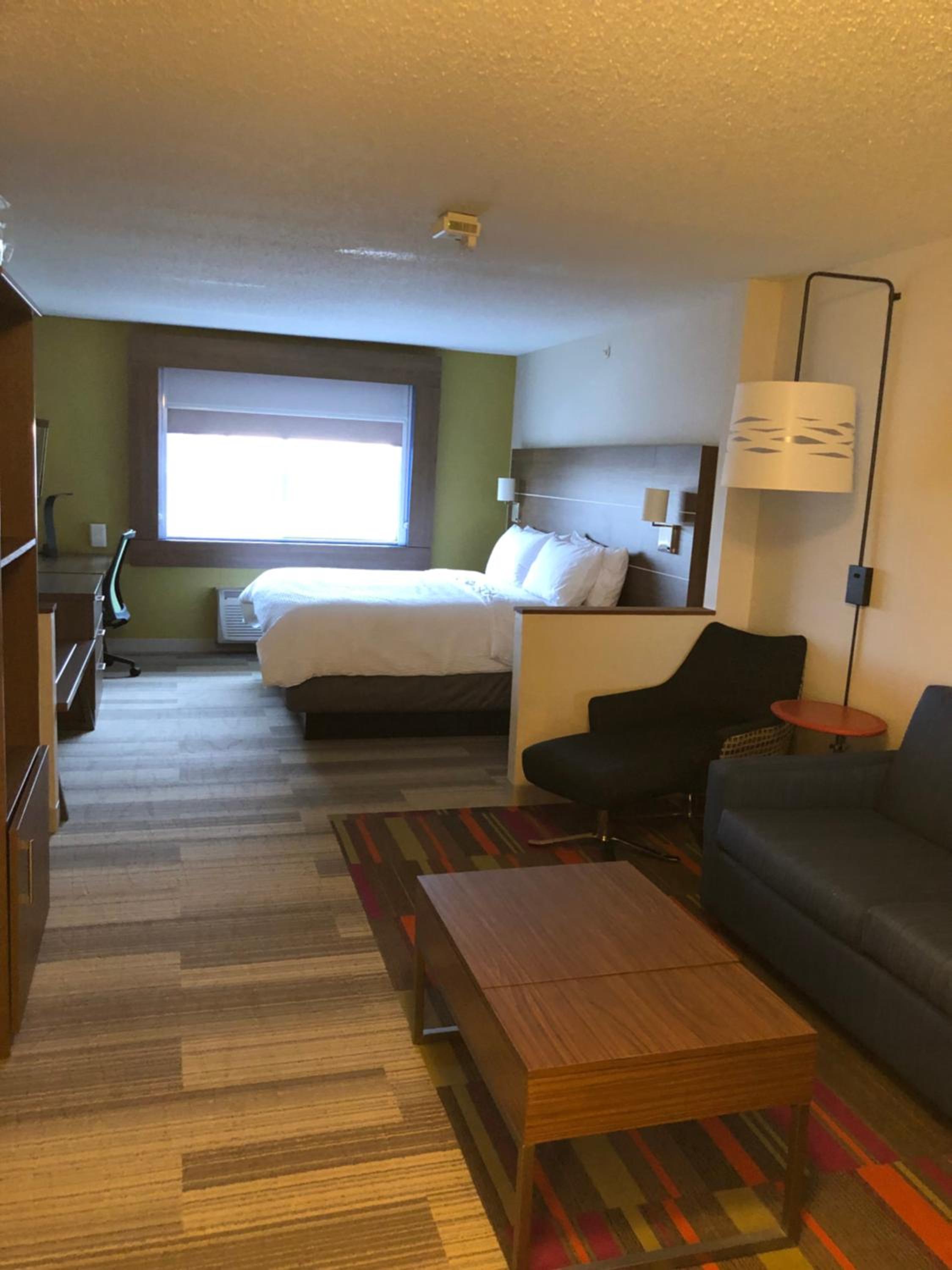Standard King Room with Sofa Bed - Photo 1