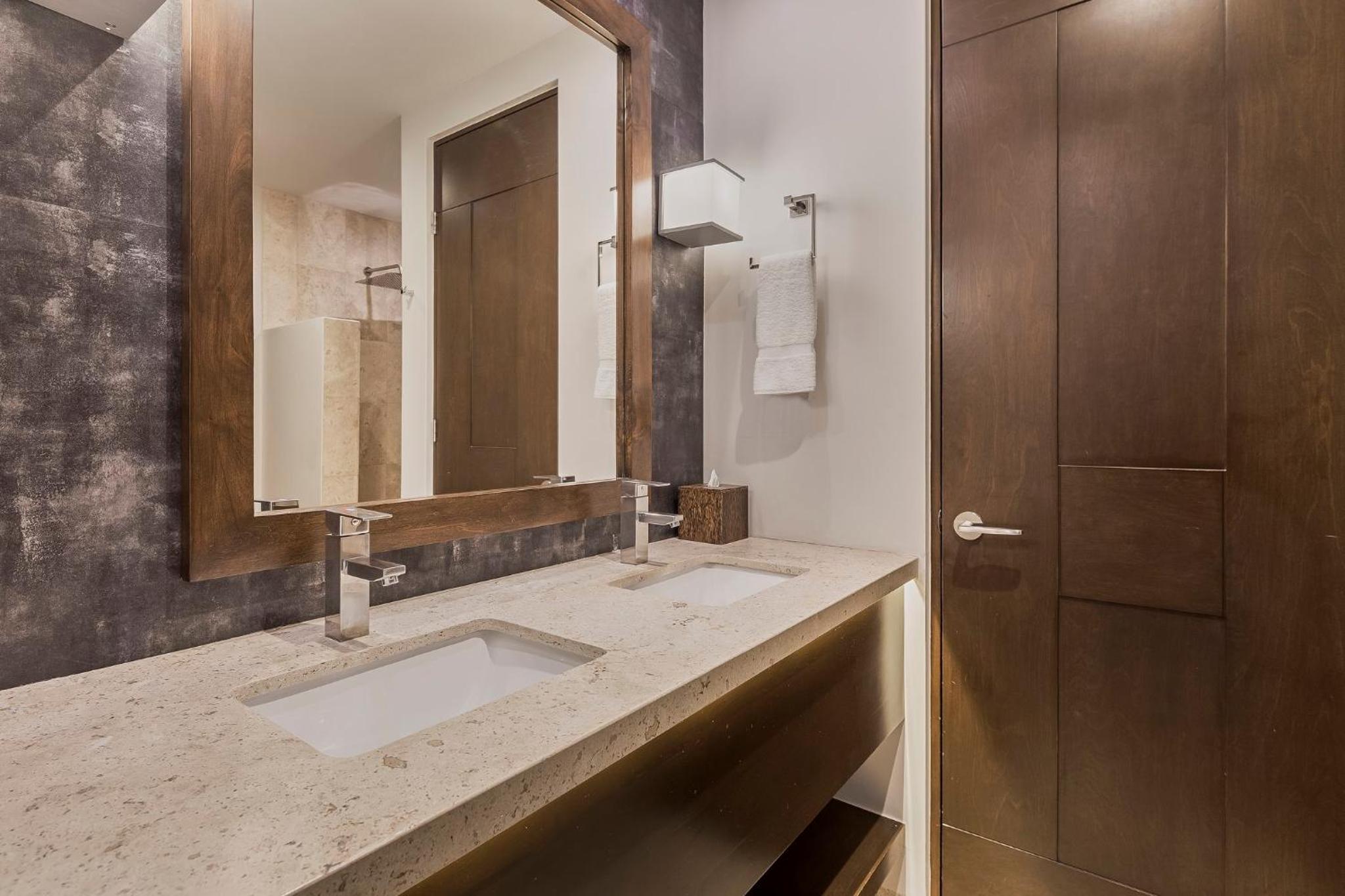 Four Bedroom Residence - Photo 5