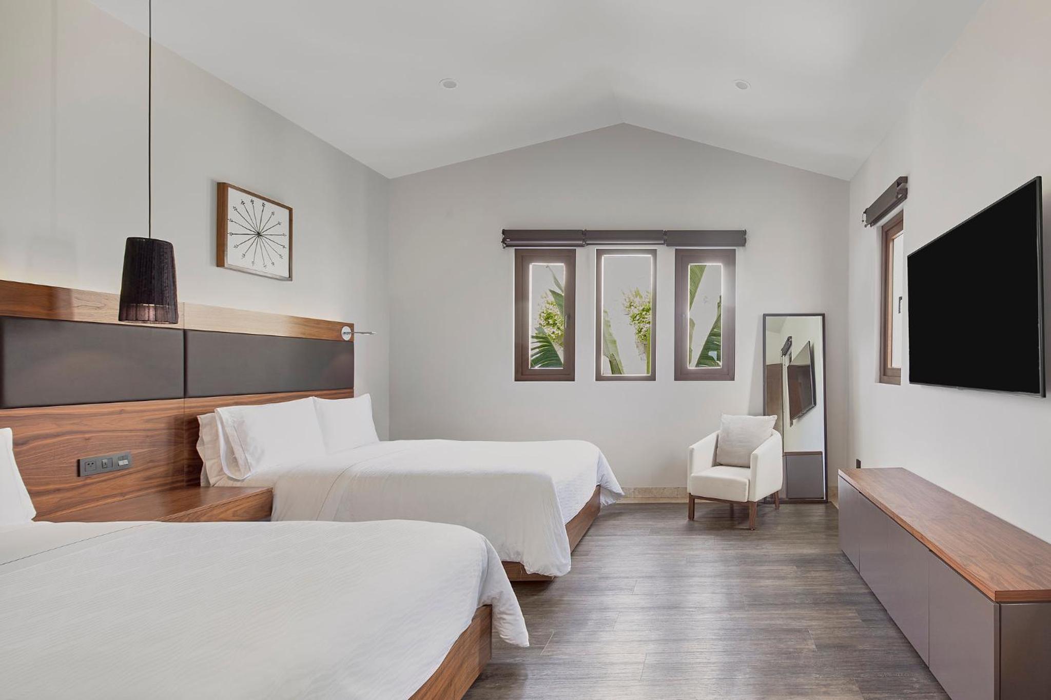 Four Bedroom Residence - Photo 6