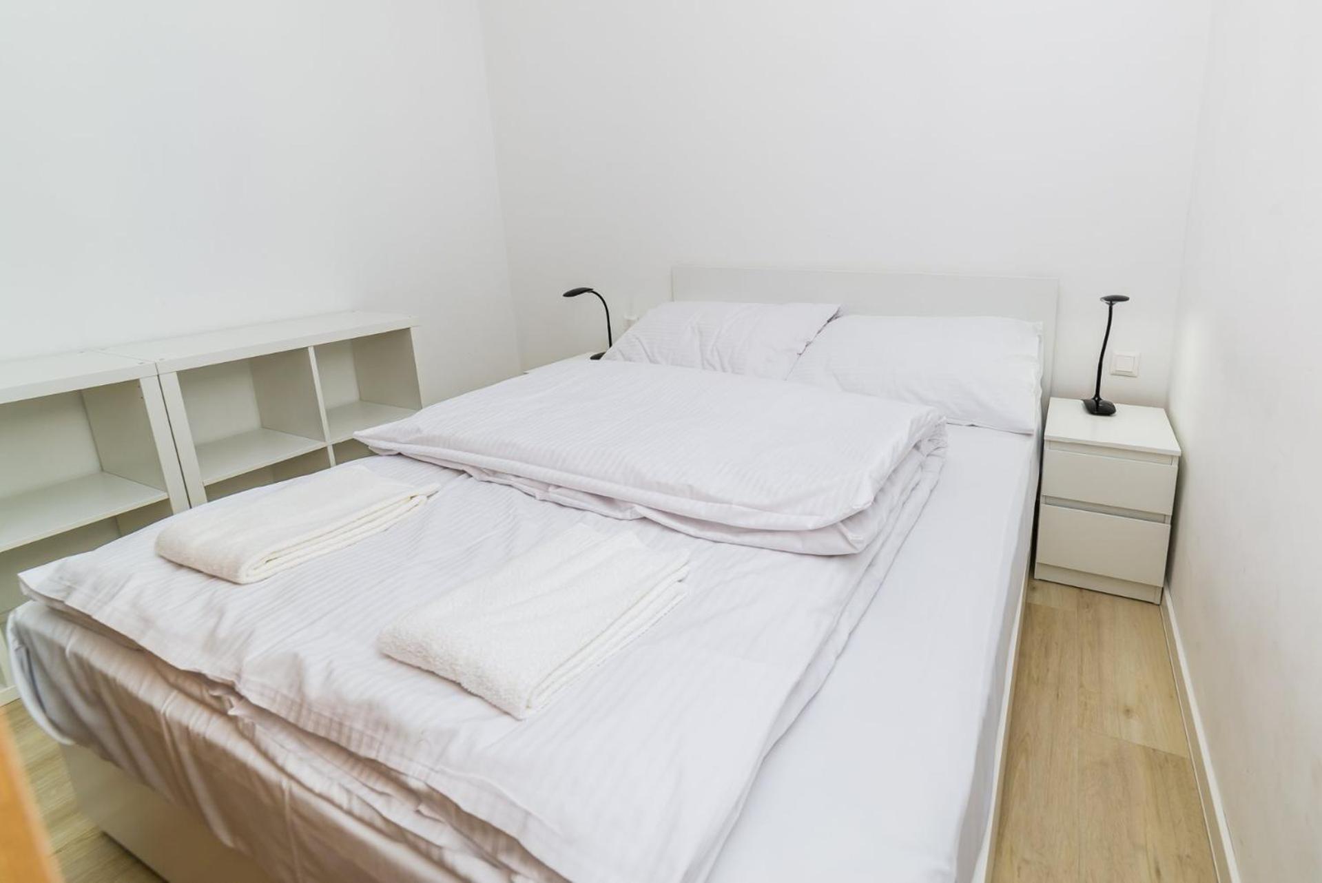 Studio with Balcony and Air Conditioning - Photo 4