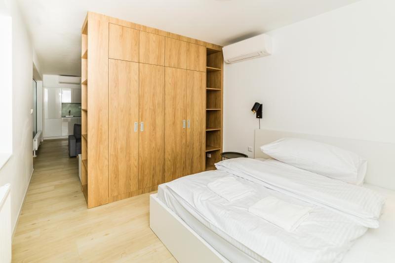 Studio with Balcony and Air Conditioning - Photo 6