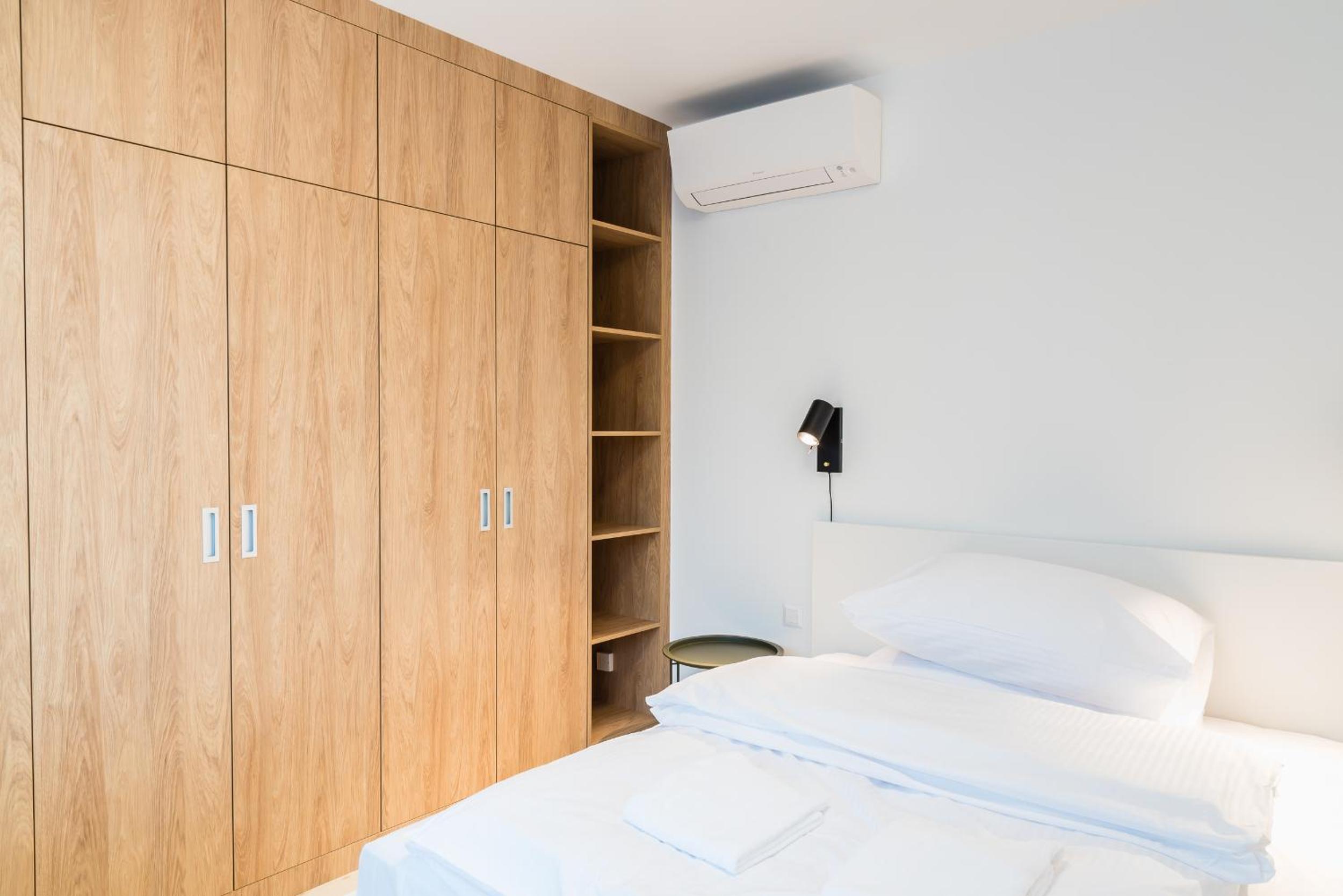 Studio with Balcony and Air Conditioning - Photo 5