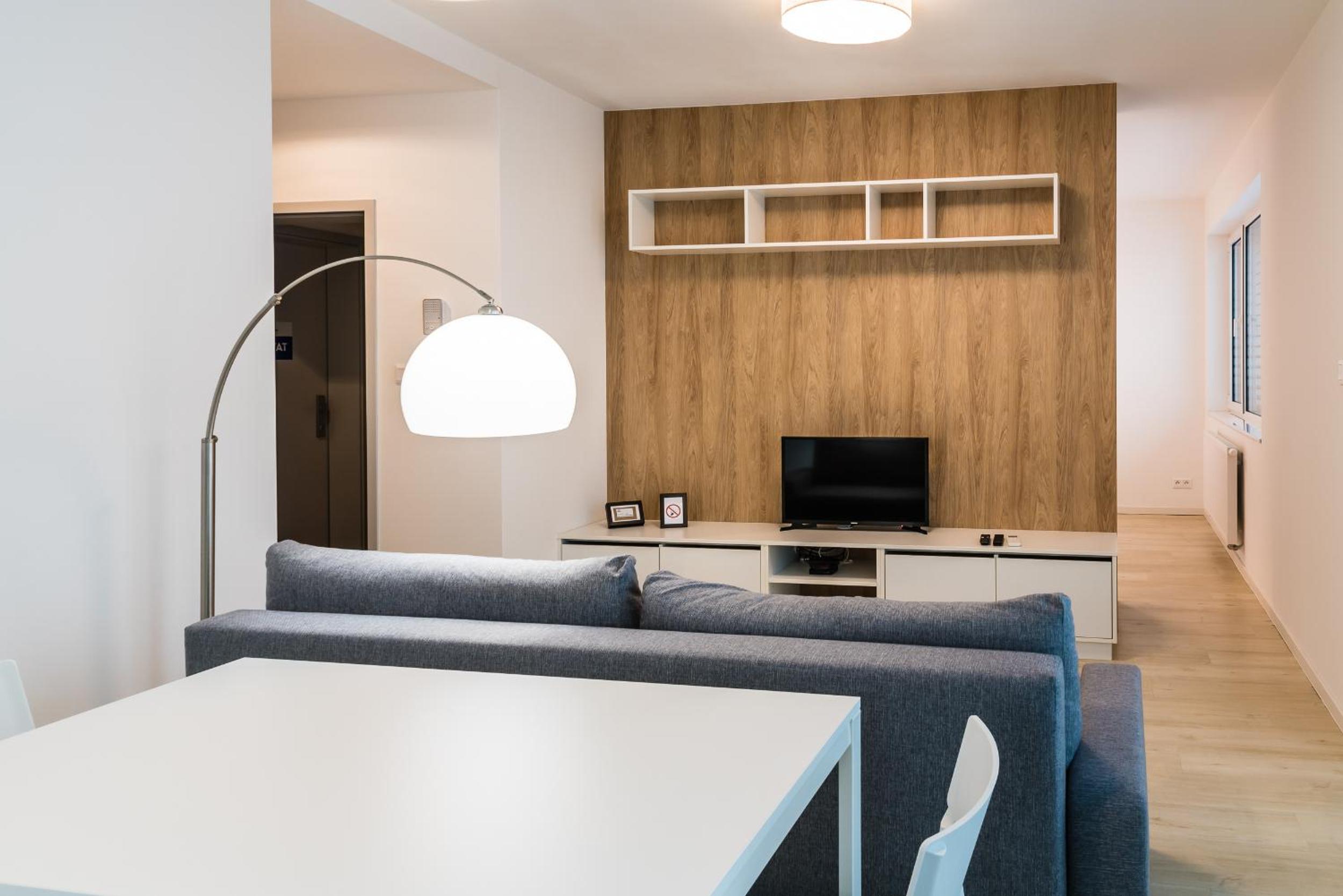 Studio with Balcony and Air Conditioning - Photo 29