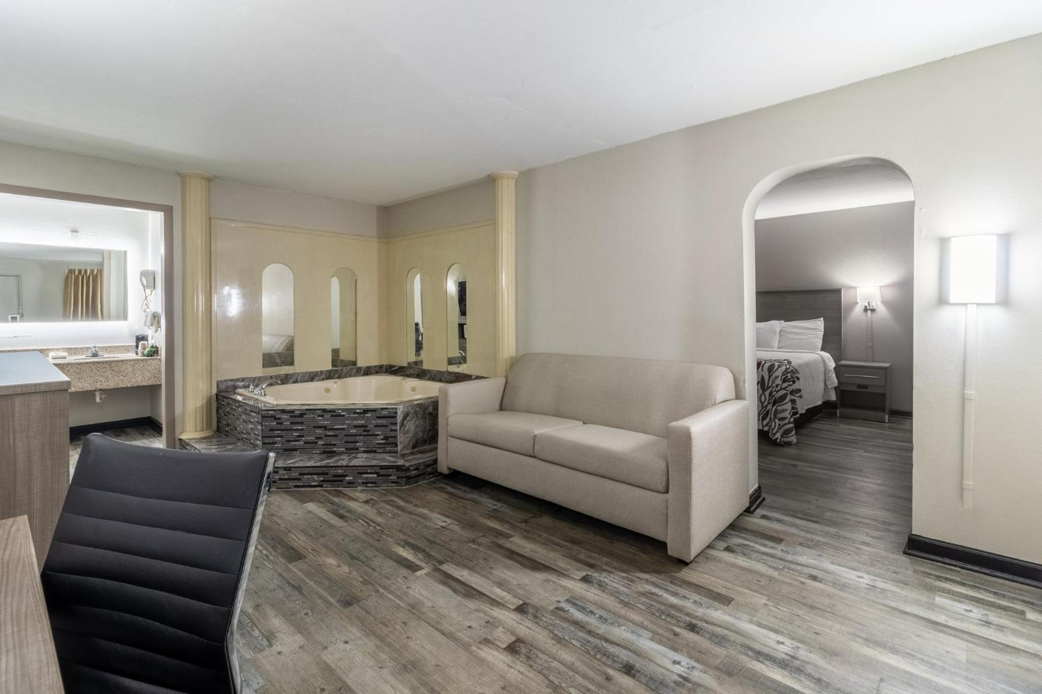 Suite King with Spa Bath Non-Smoking photo 2
