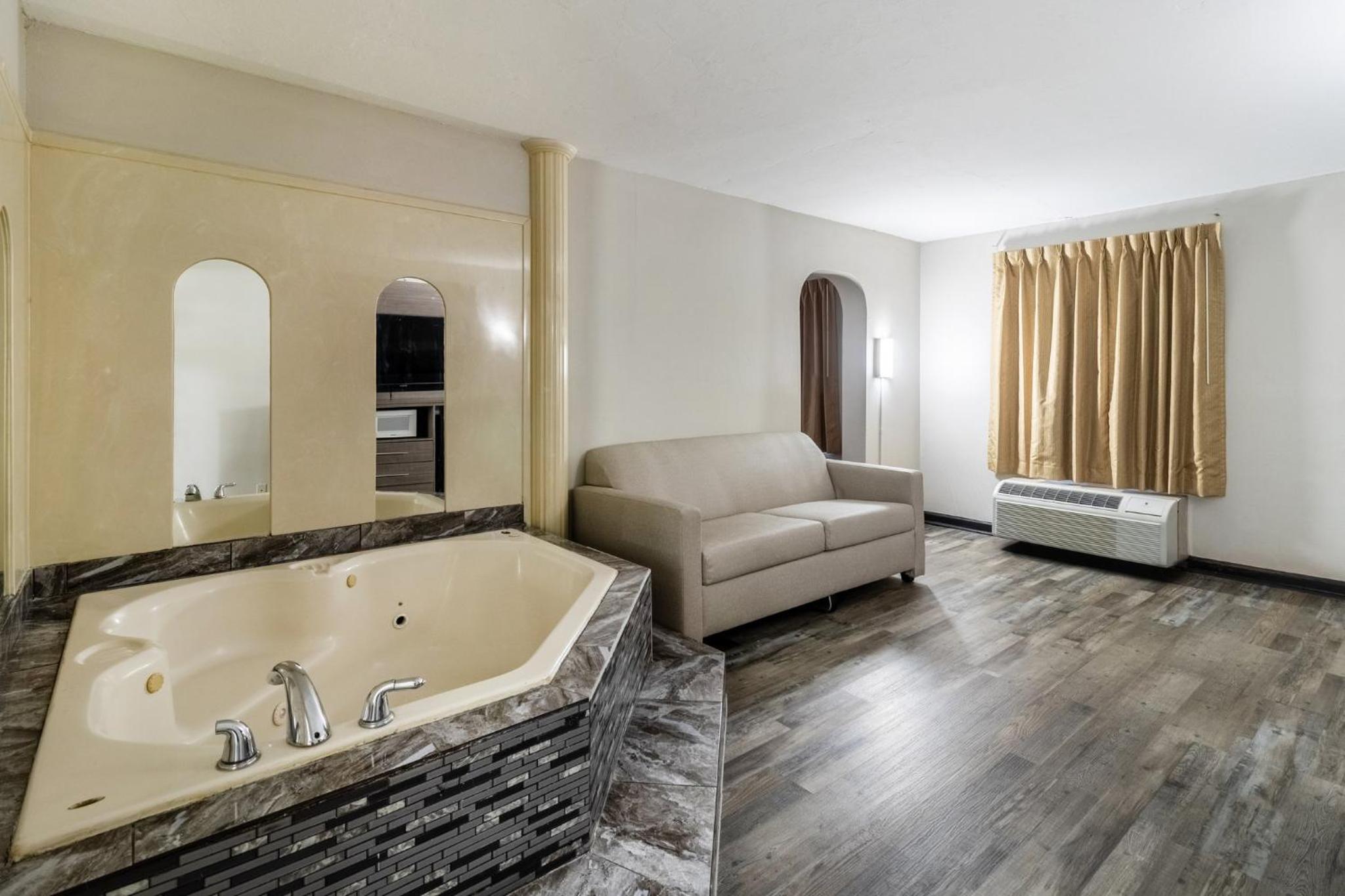 Suite King with Spa Bath Non-Smoking photo 3