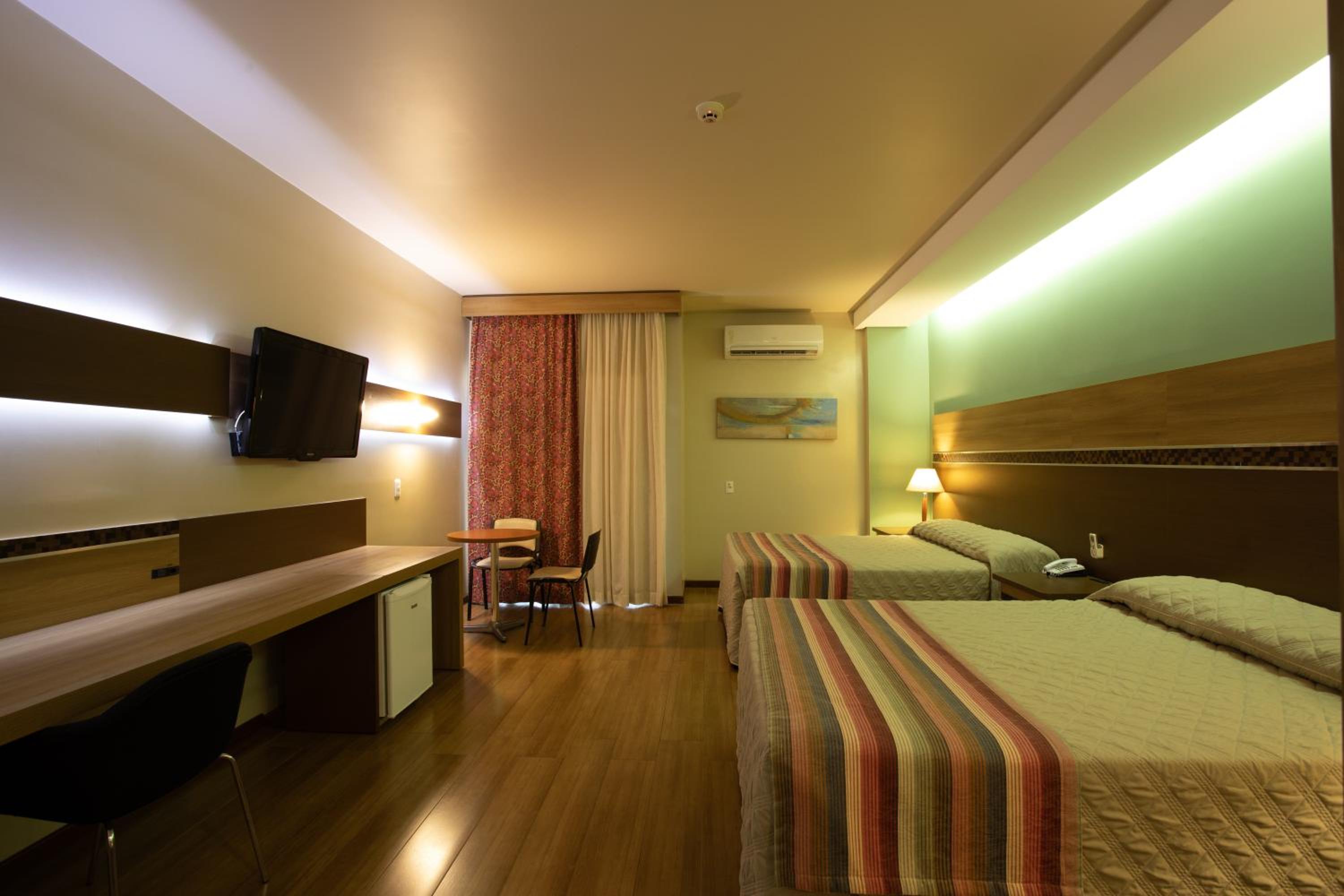 Suite with Pool View - Photo 8