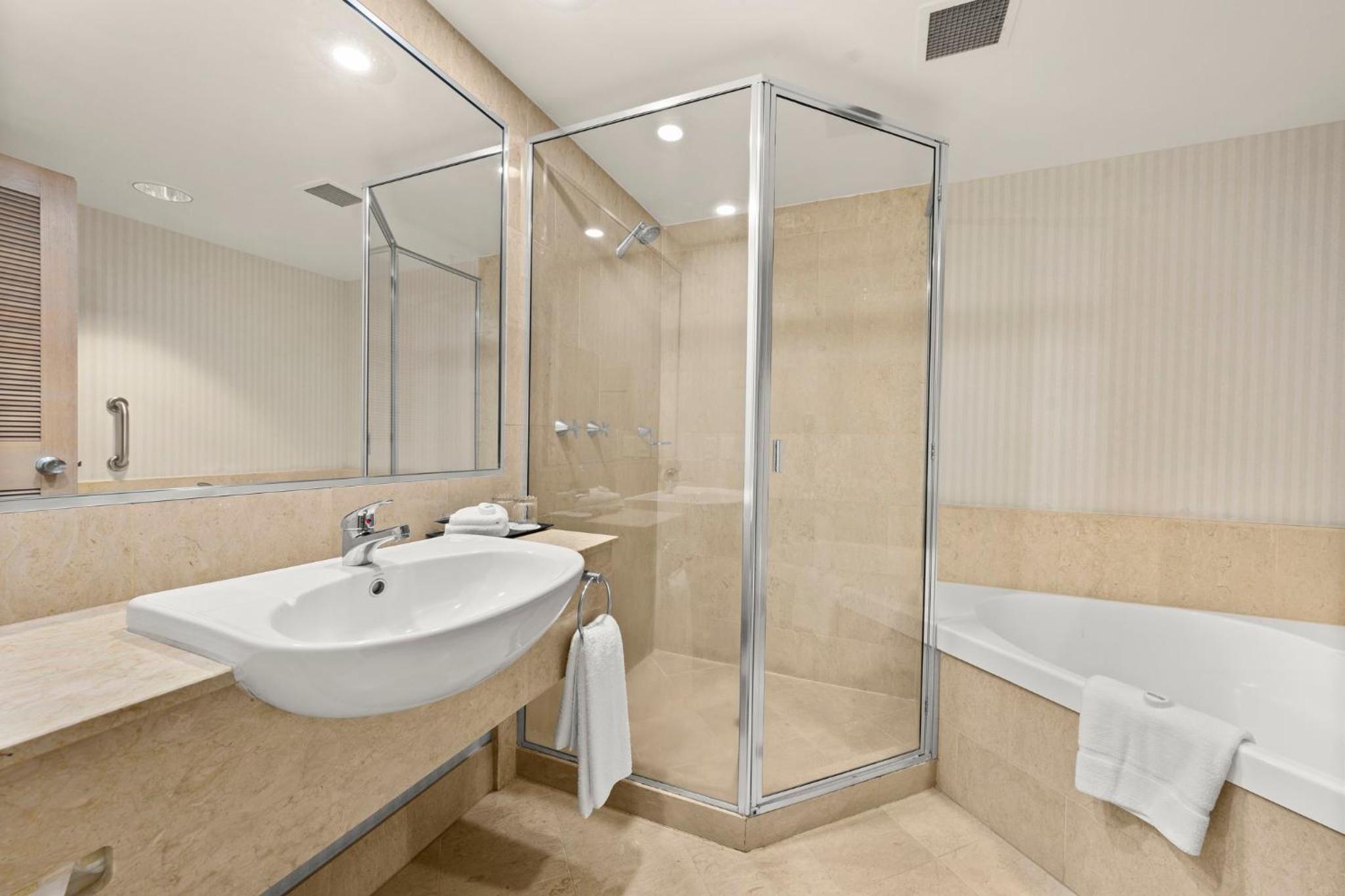 Double Room with Two Double Beds and Balcony - Photo 2