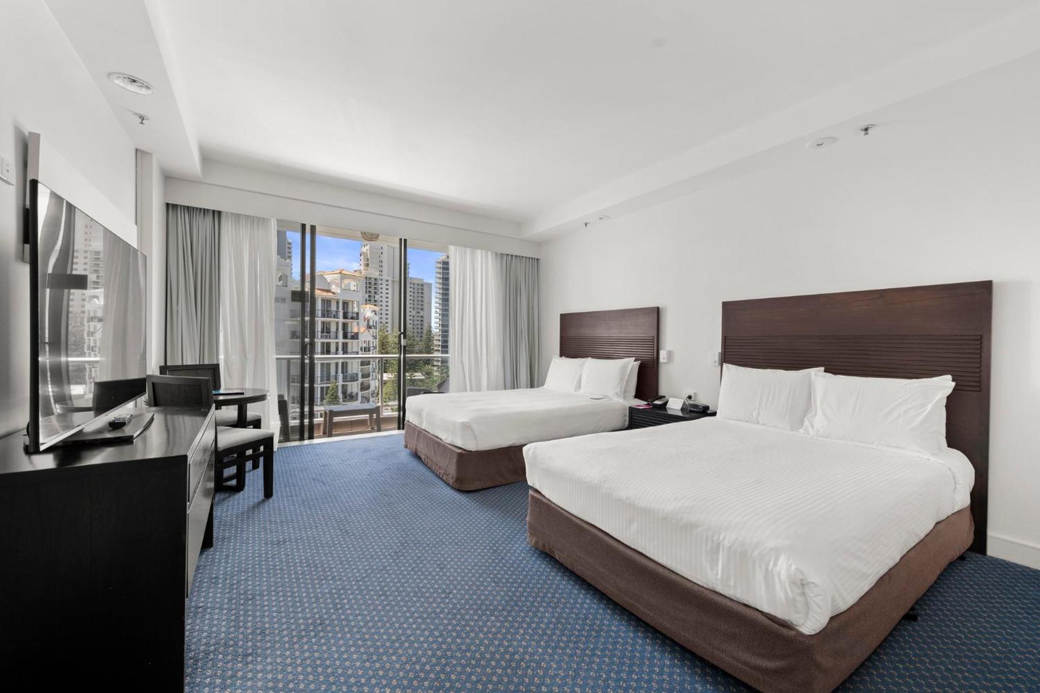 Double Room with Two Double Beds and Balcony - Photo 4