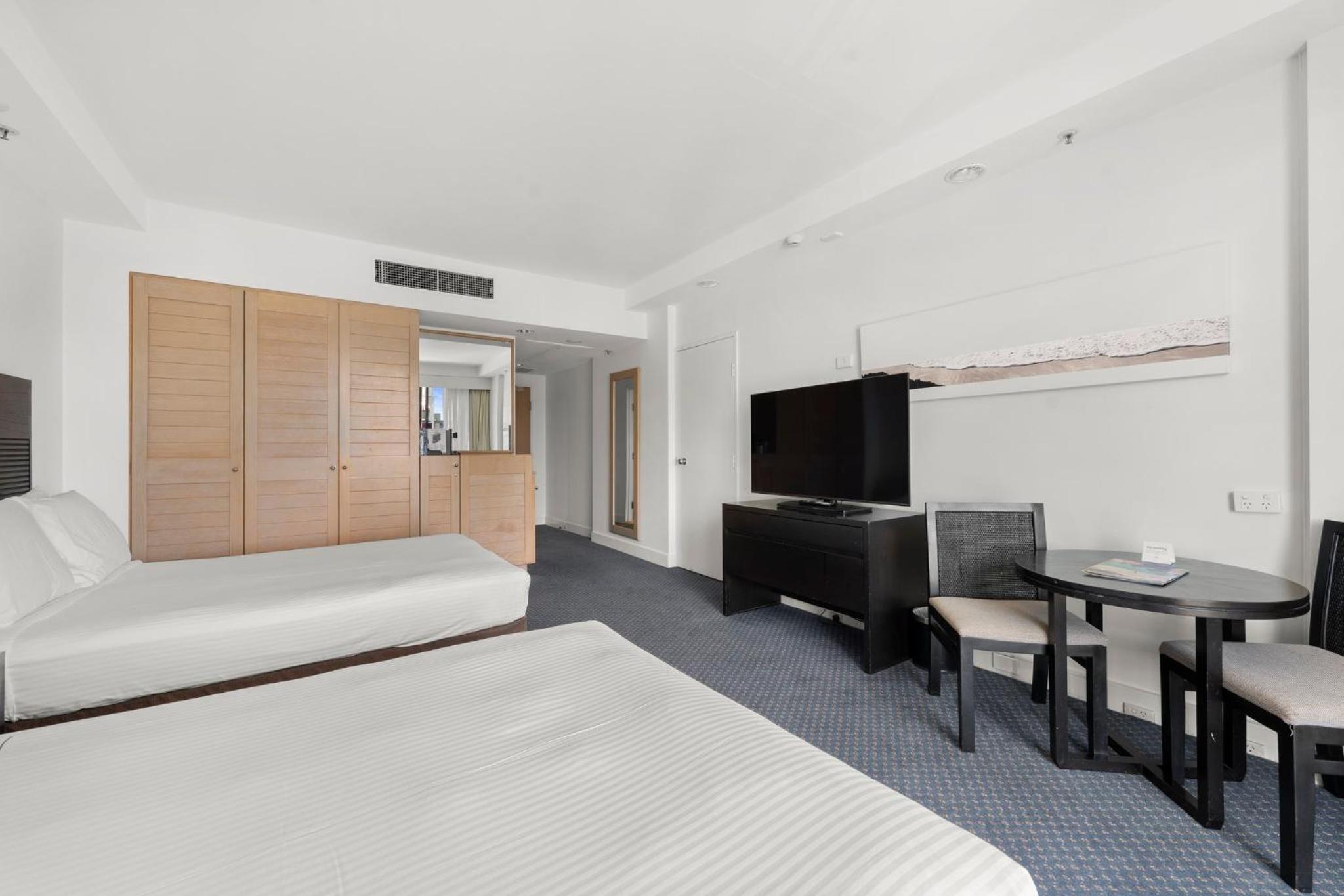 Double Room with Two Double Beds and Balcony - Photo 5
