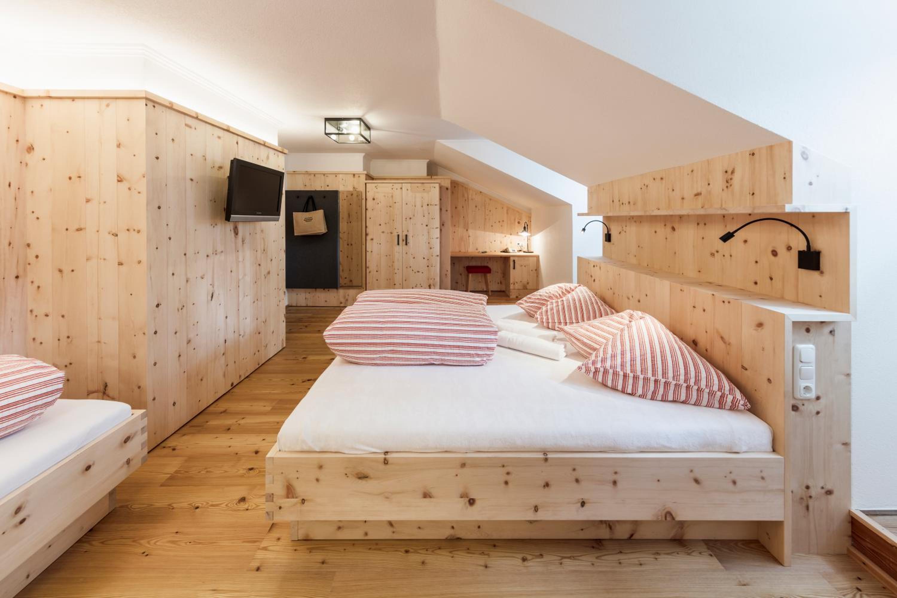 Standard Double Room - Photo 11