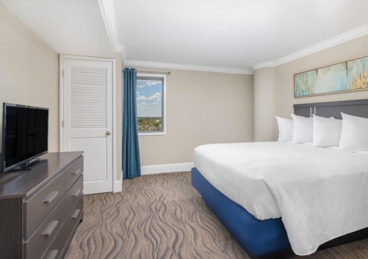 1 Queen Bed Studio (City View) photo 1