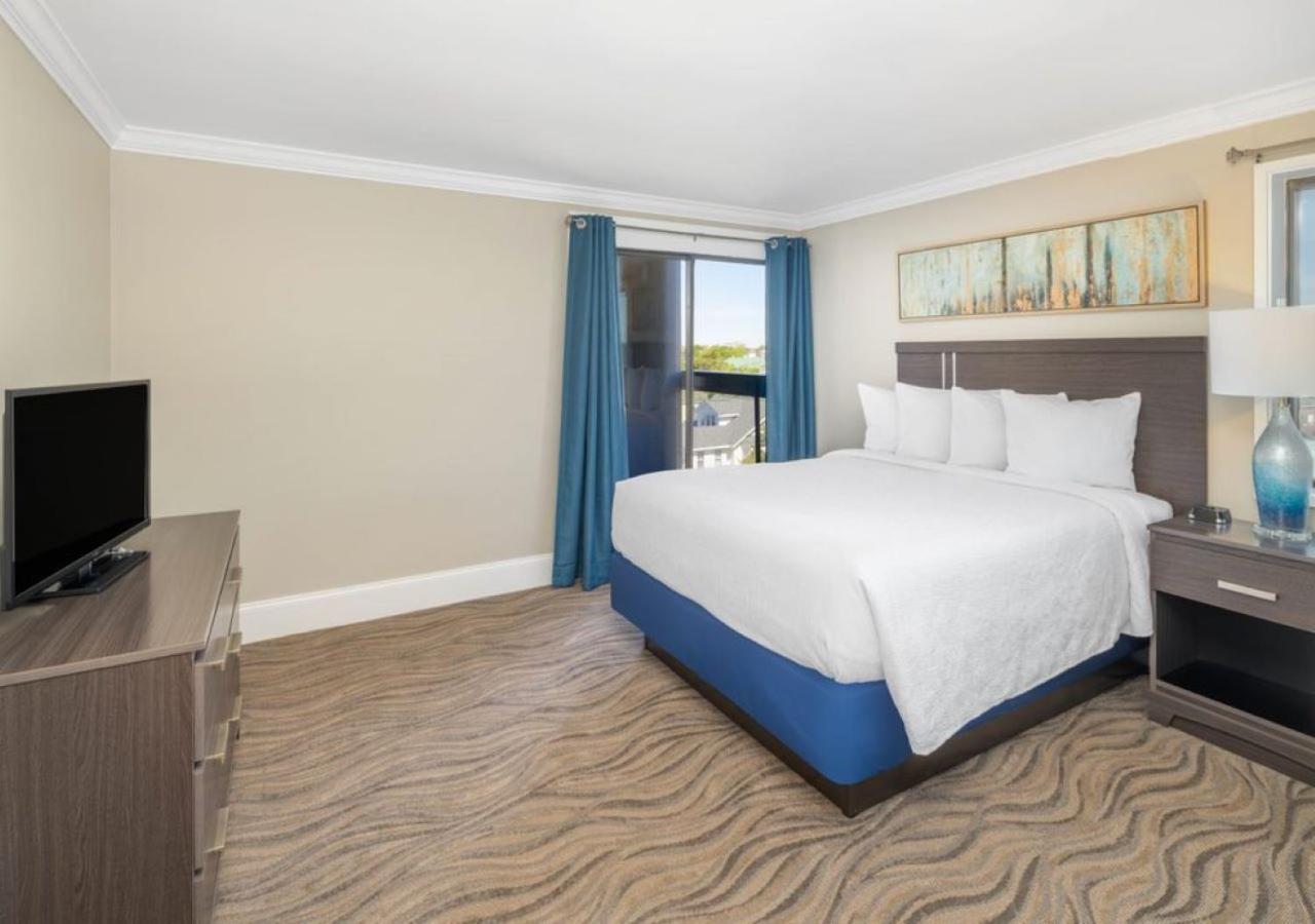 1 Queen Bed Studio (City View) photo 2