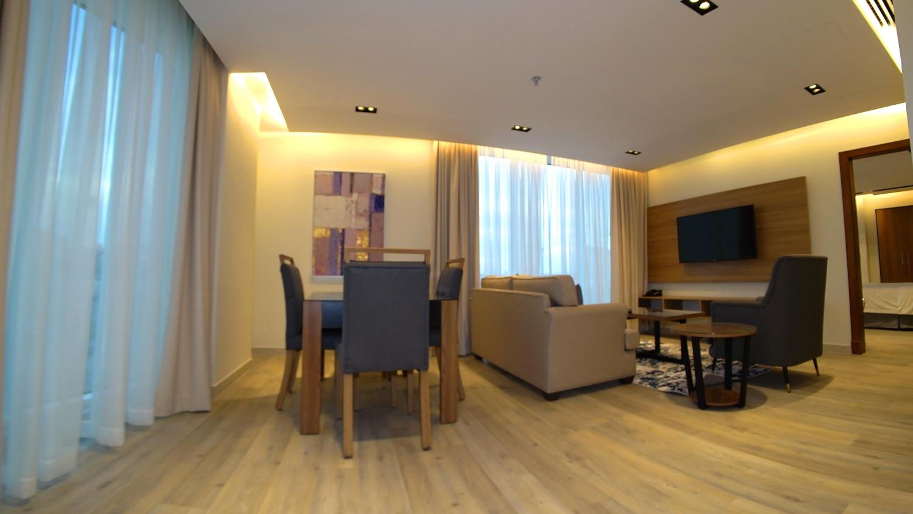 Deluxe One-Bedroom Suite - Photo 2
