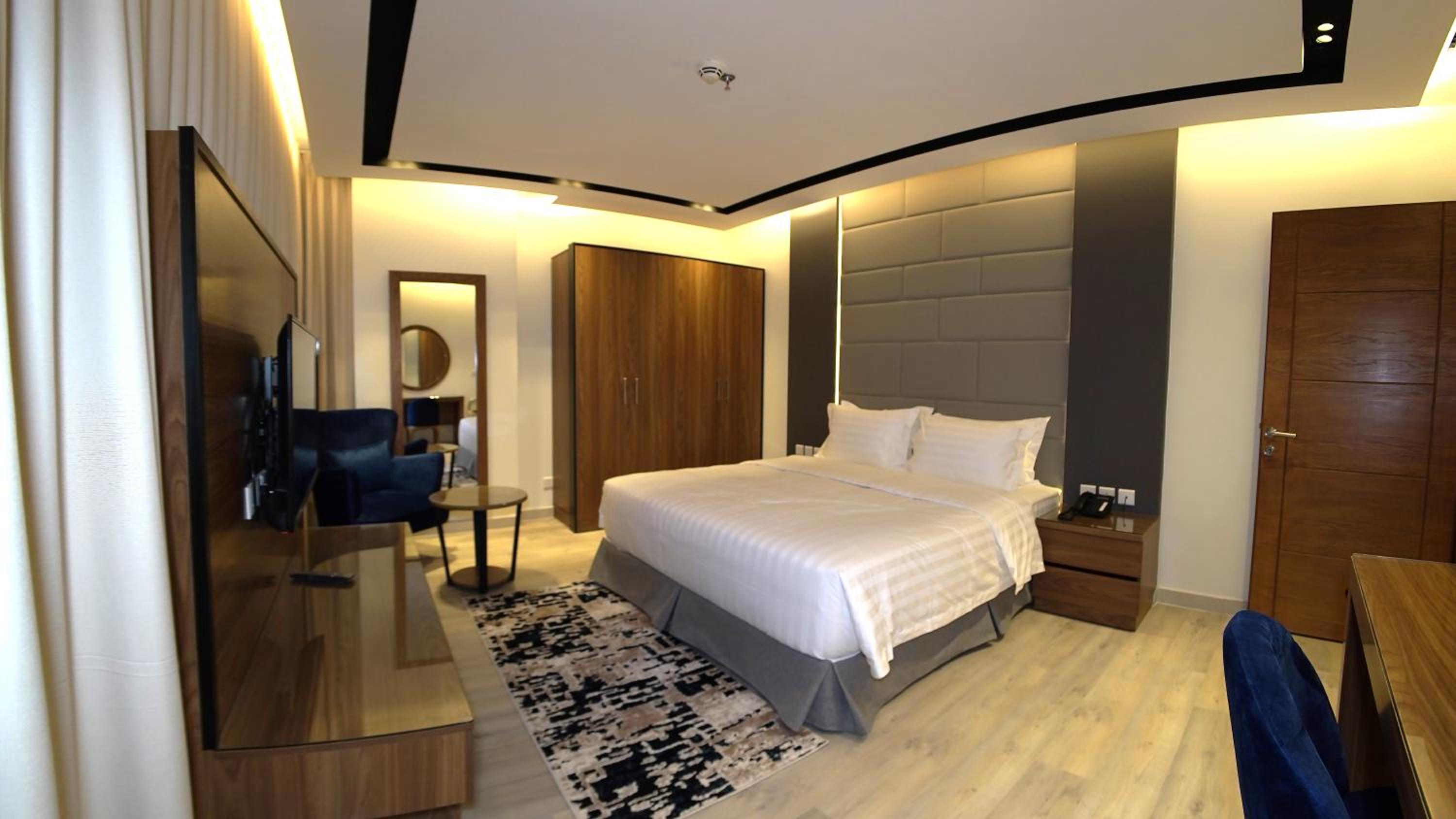Deluxe One-Bedroom Suite - Photo 3